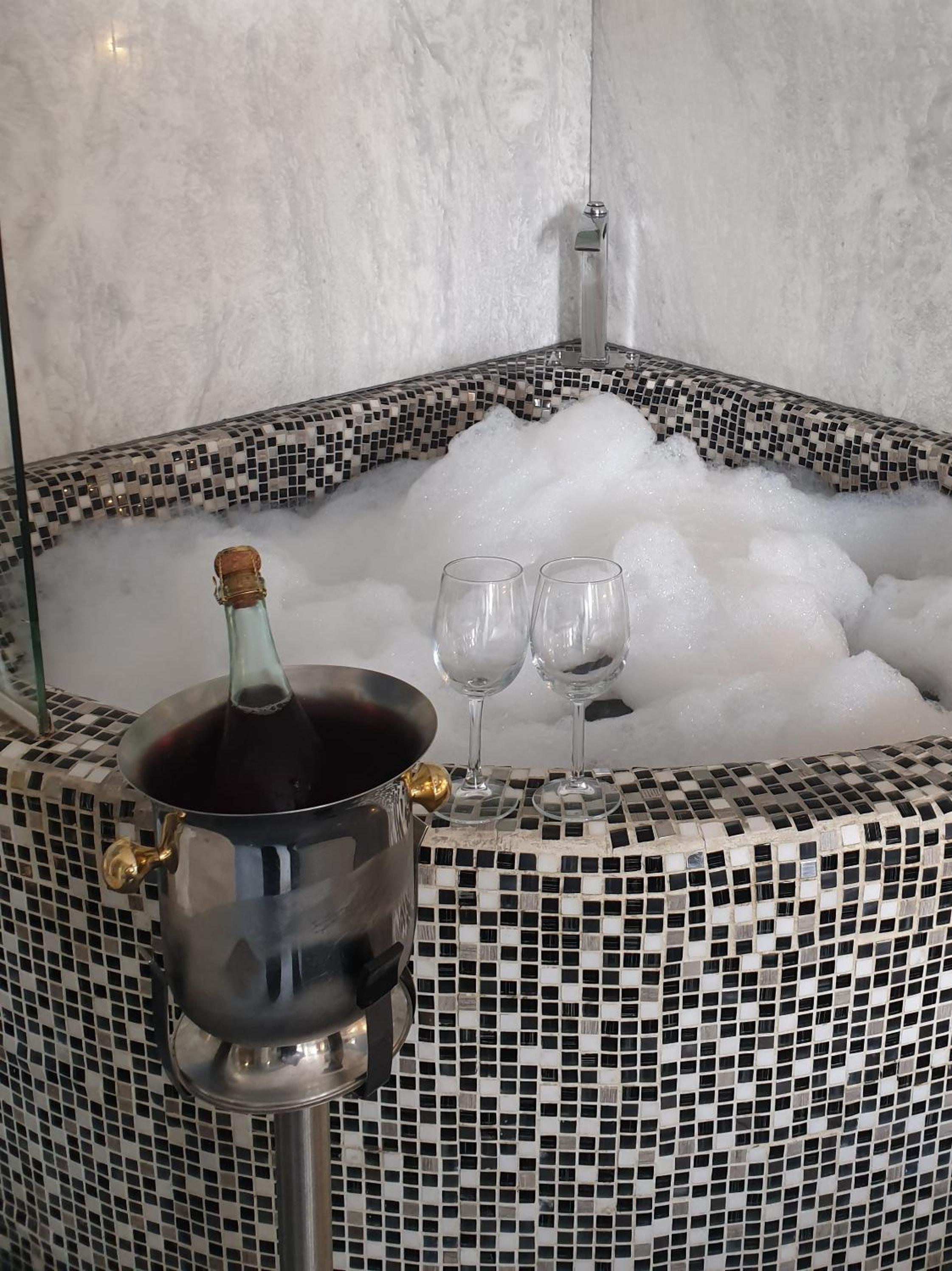 Suite with Spa Bath photo 2