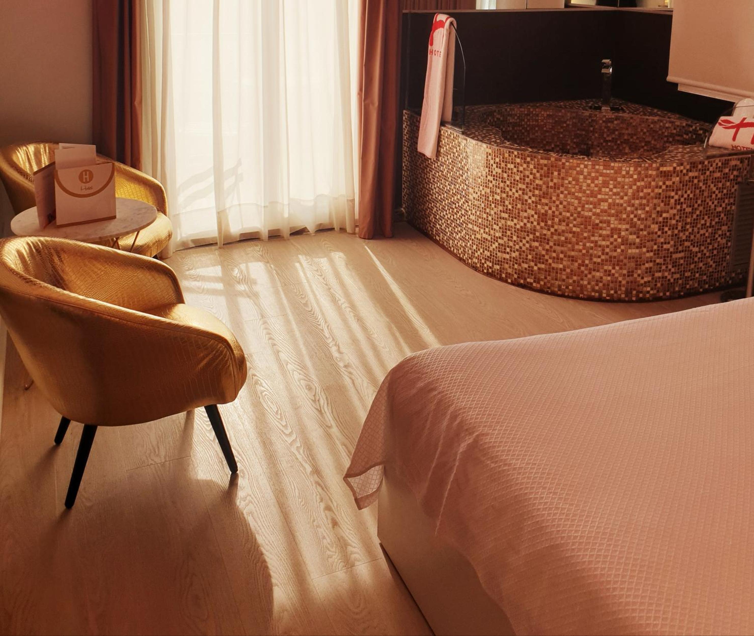 King Suite with Balcony photo 2