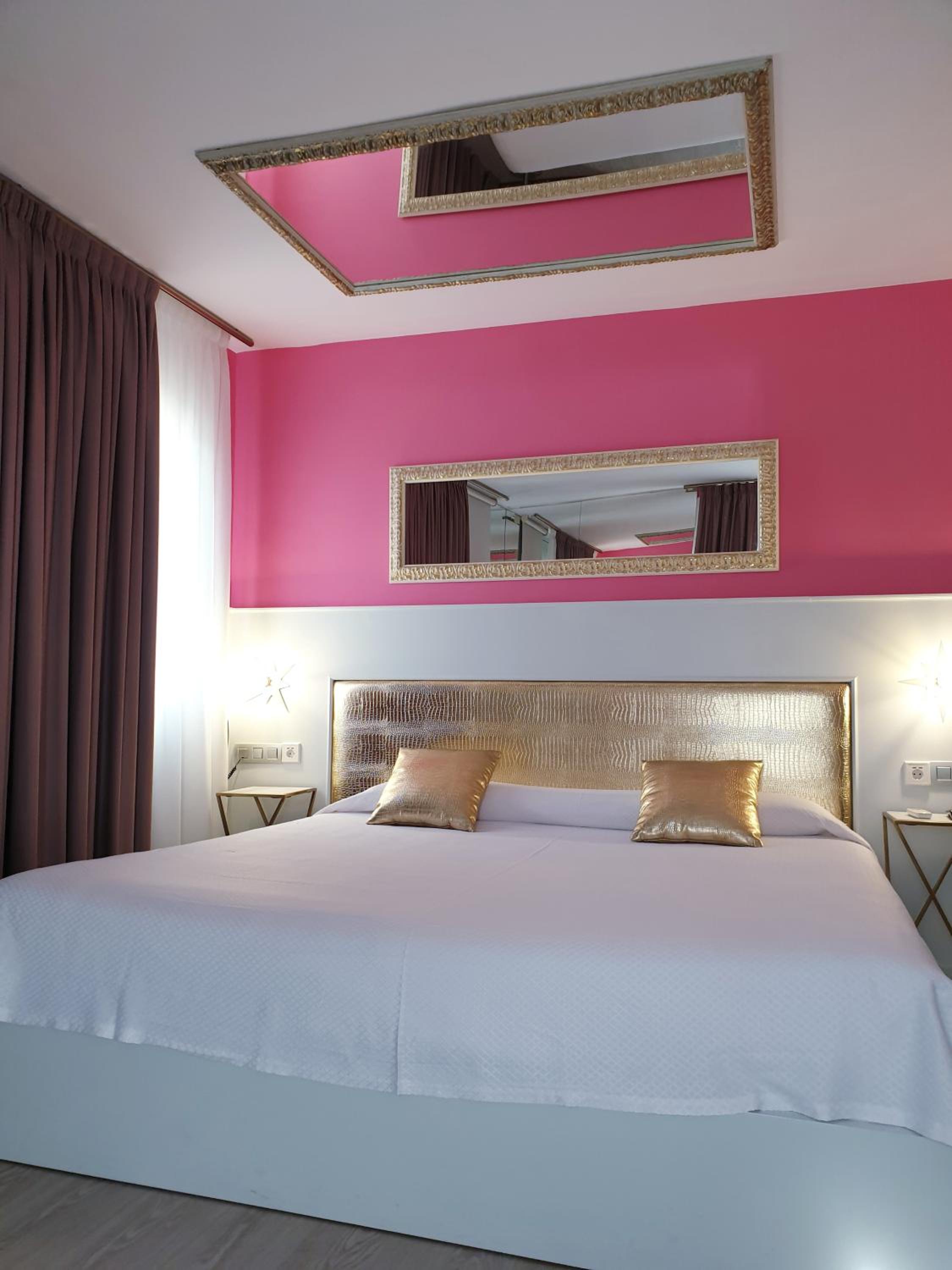 King Suite with Balcony photo 3