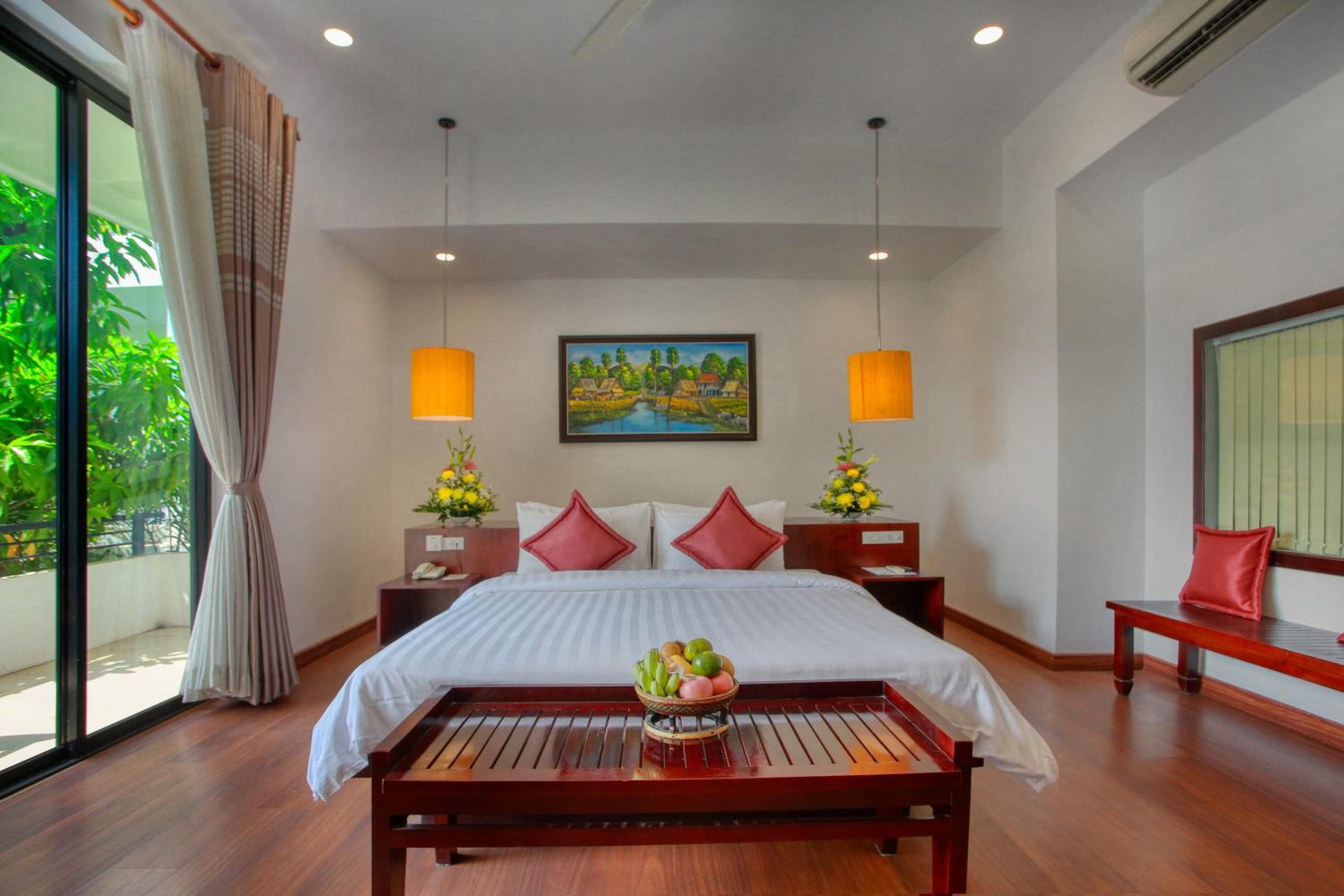 Landmark King With Balcony Pool View - Free Pick Up