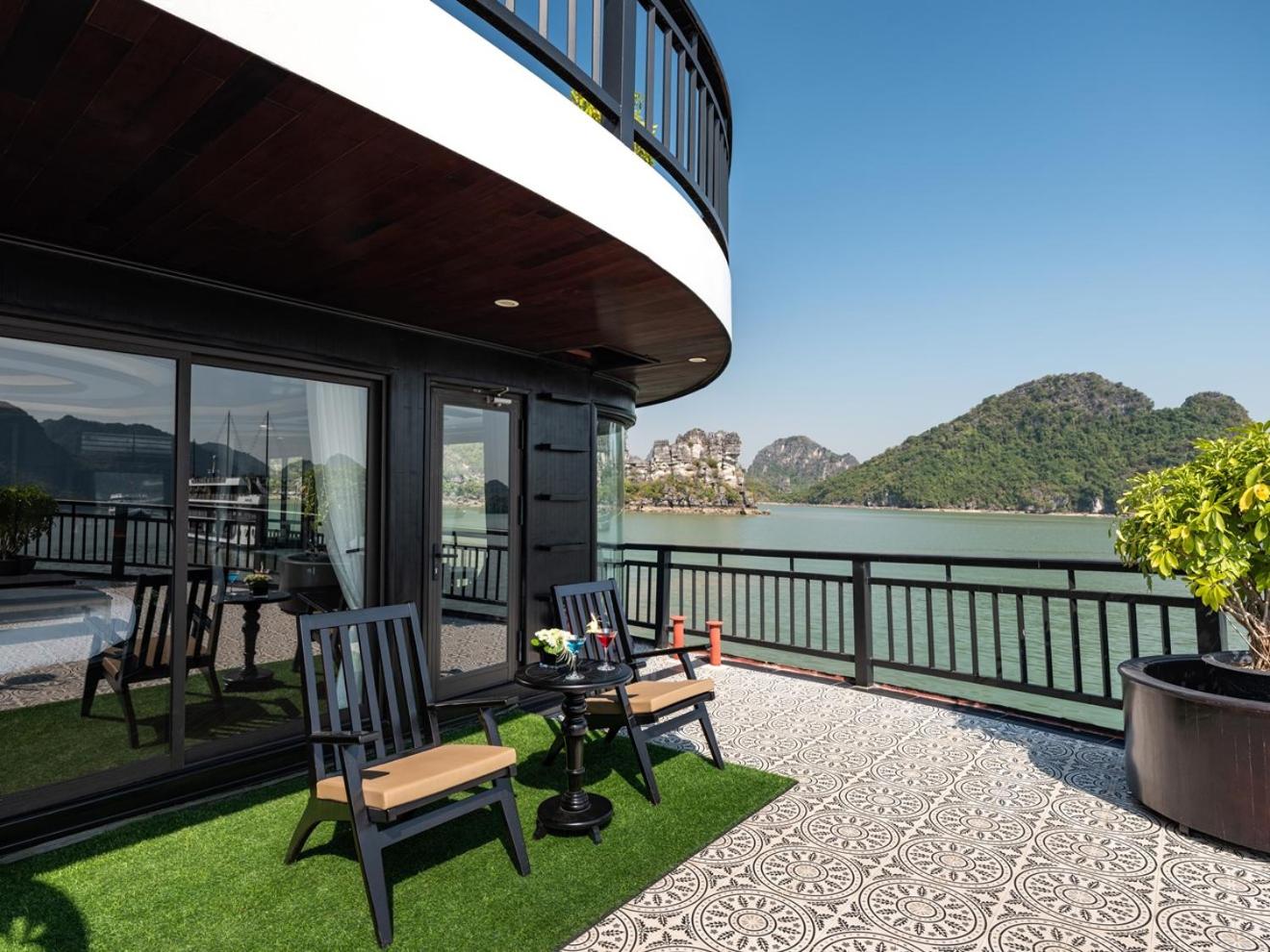 Presidential Suite with Private Terrace thumbnail 6