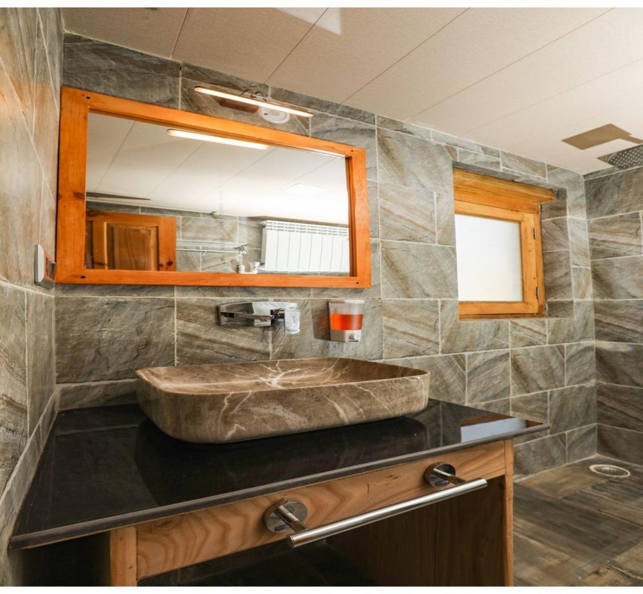 Deluxe Room - Photo 17
