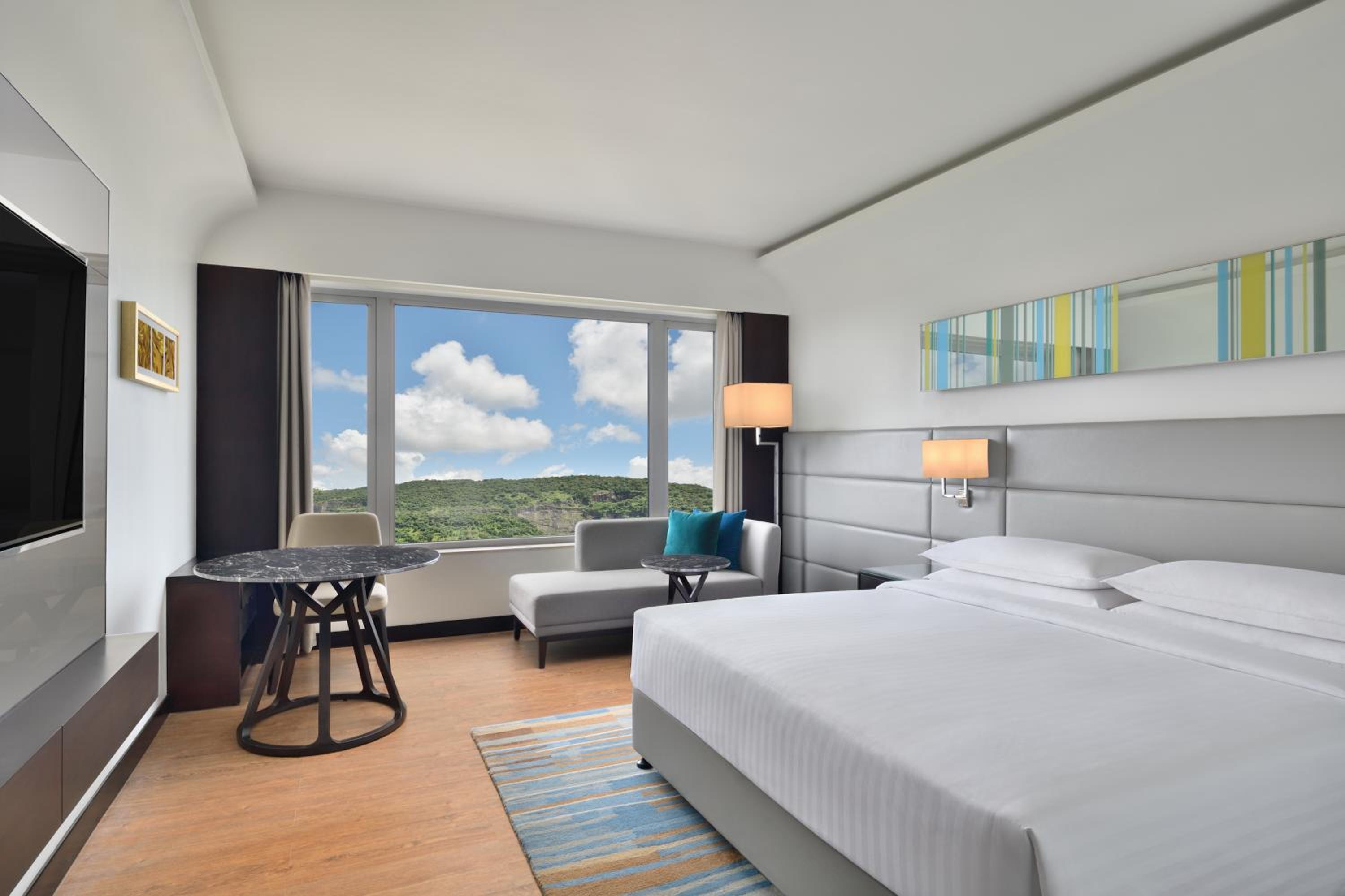 Executive Club, Executive lounge access, Guest room, 1 King, City View view - Photo 1