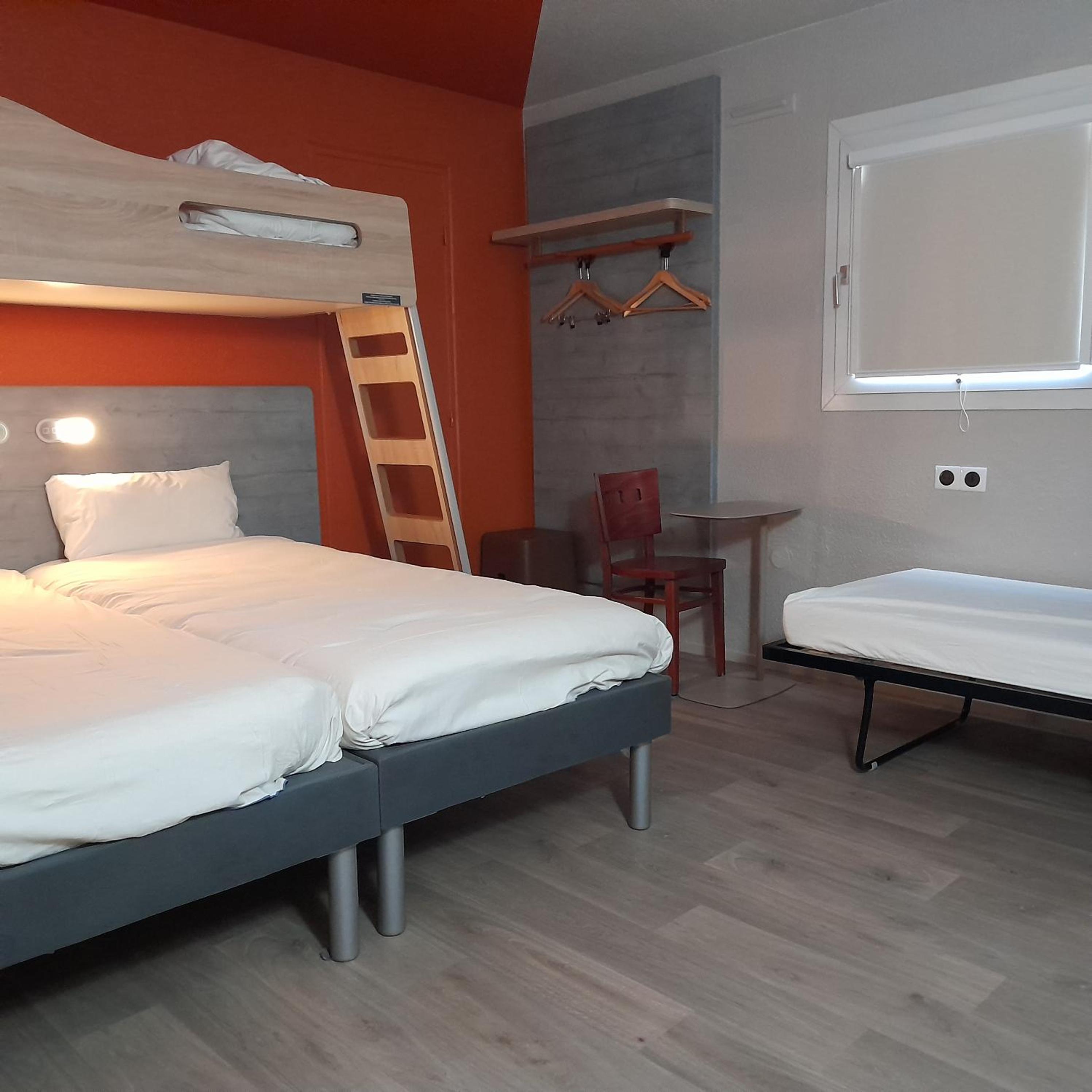 Room with 2 separate beds - Photo 1