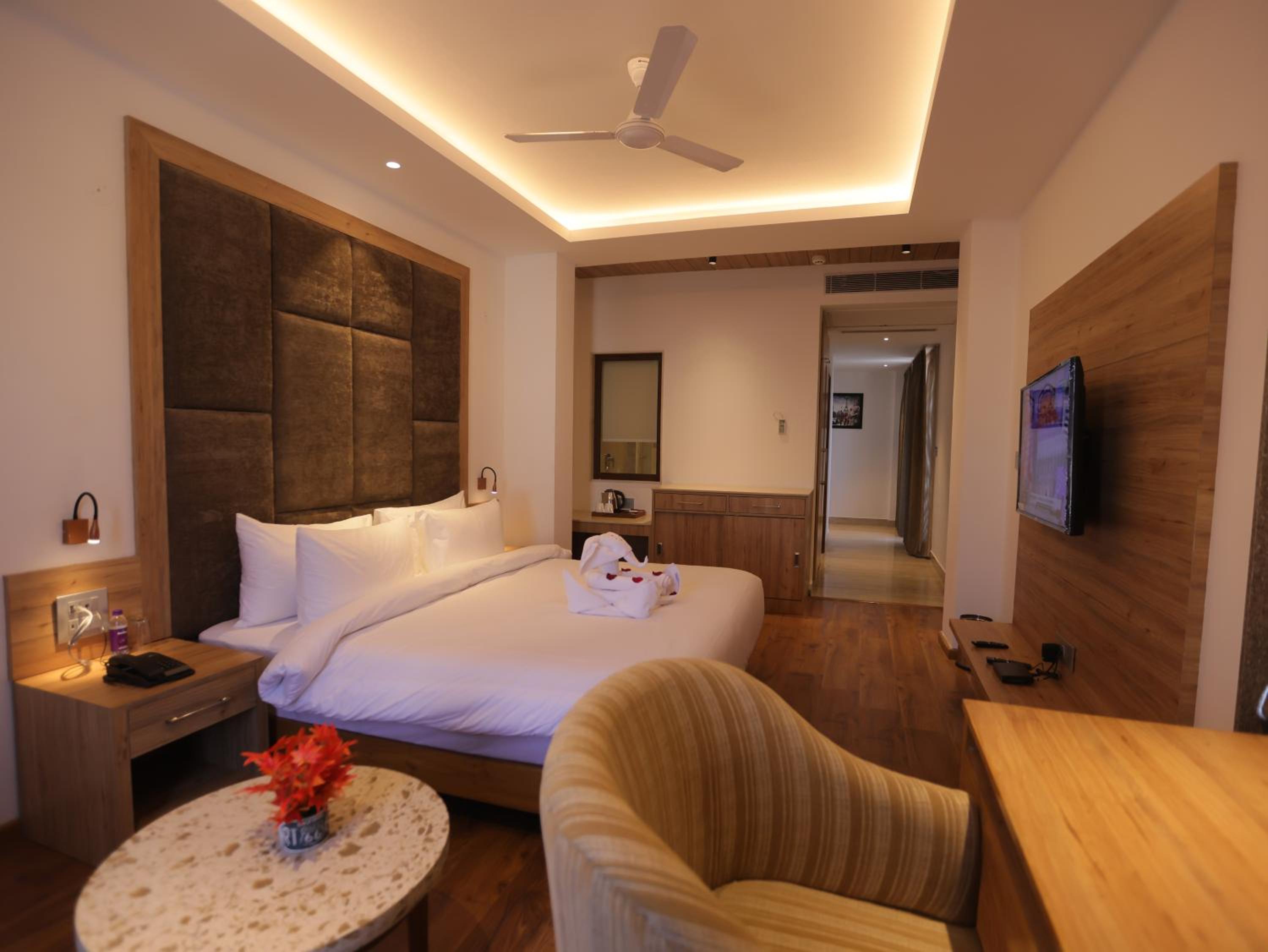 Junior Suite with Balcony - Photo 2
