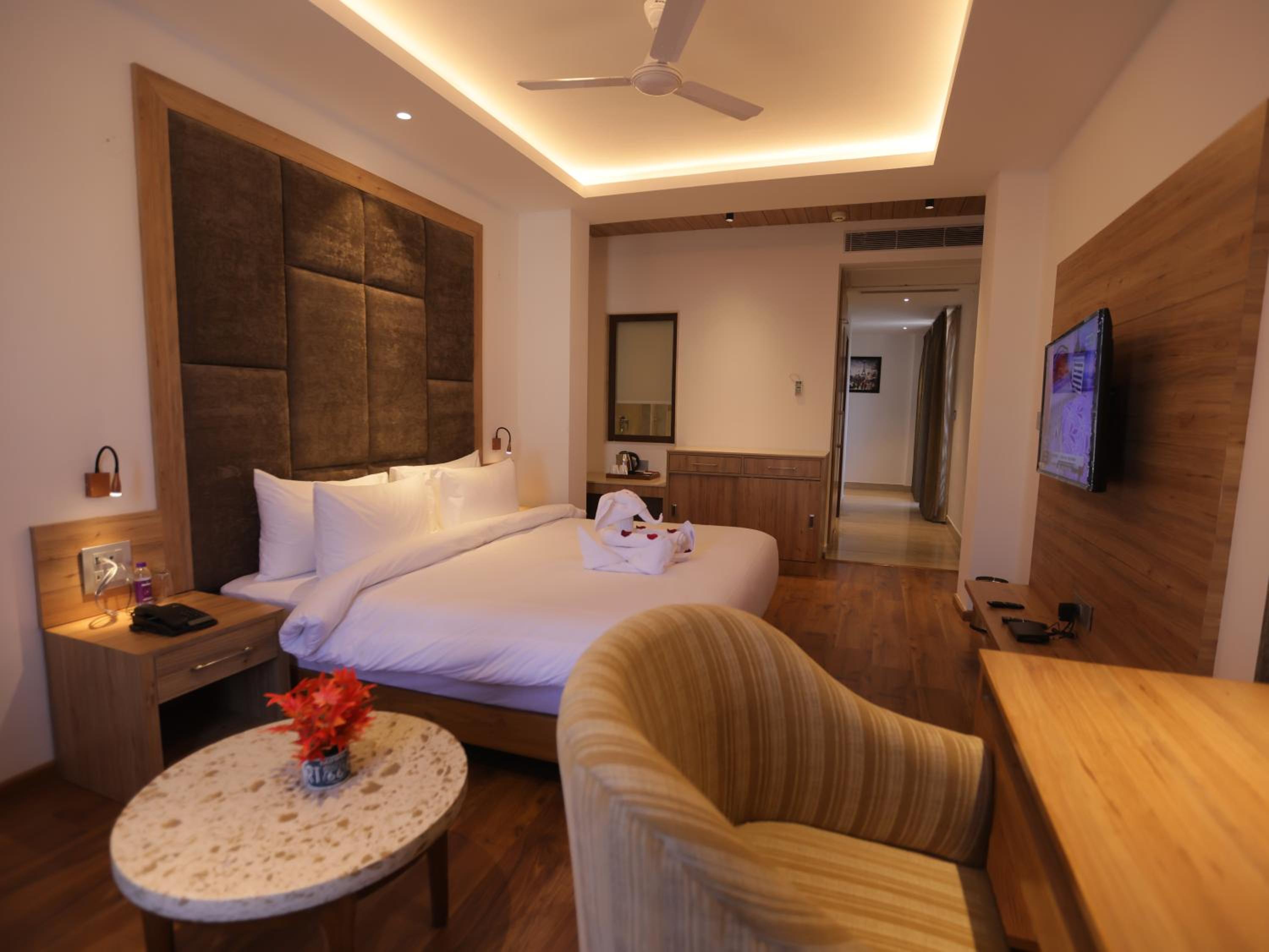 Junior Suite with Balcony - Photo 3