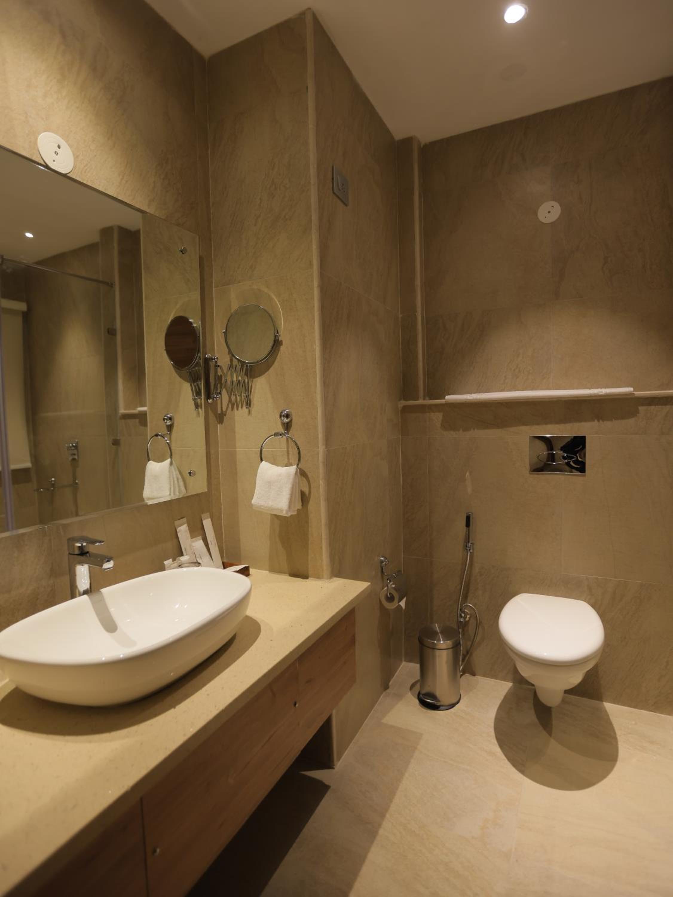 Junior Suite with Balcony - Photo 4