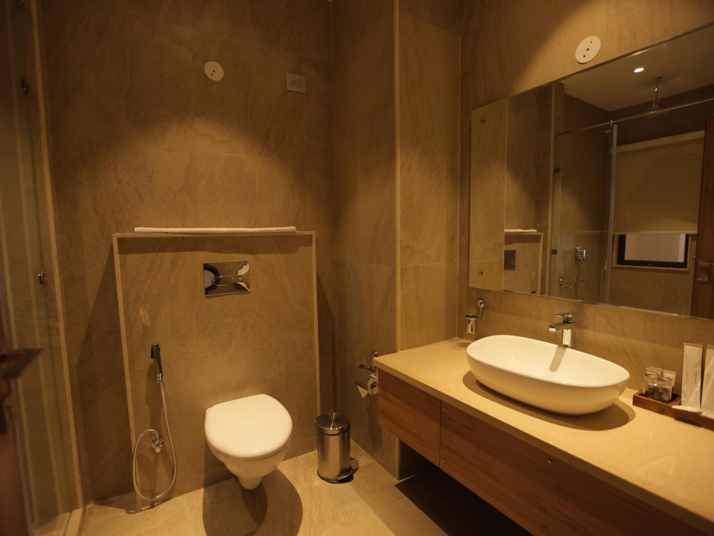 Junior Suite with Balcony - Photo 5