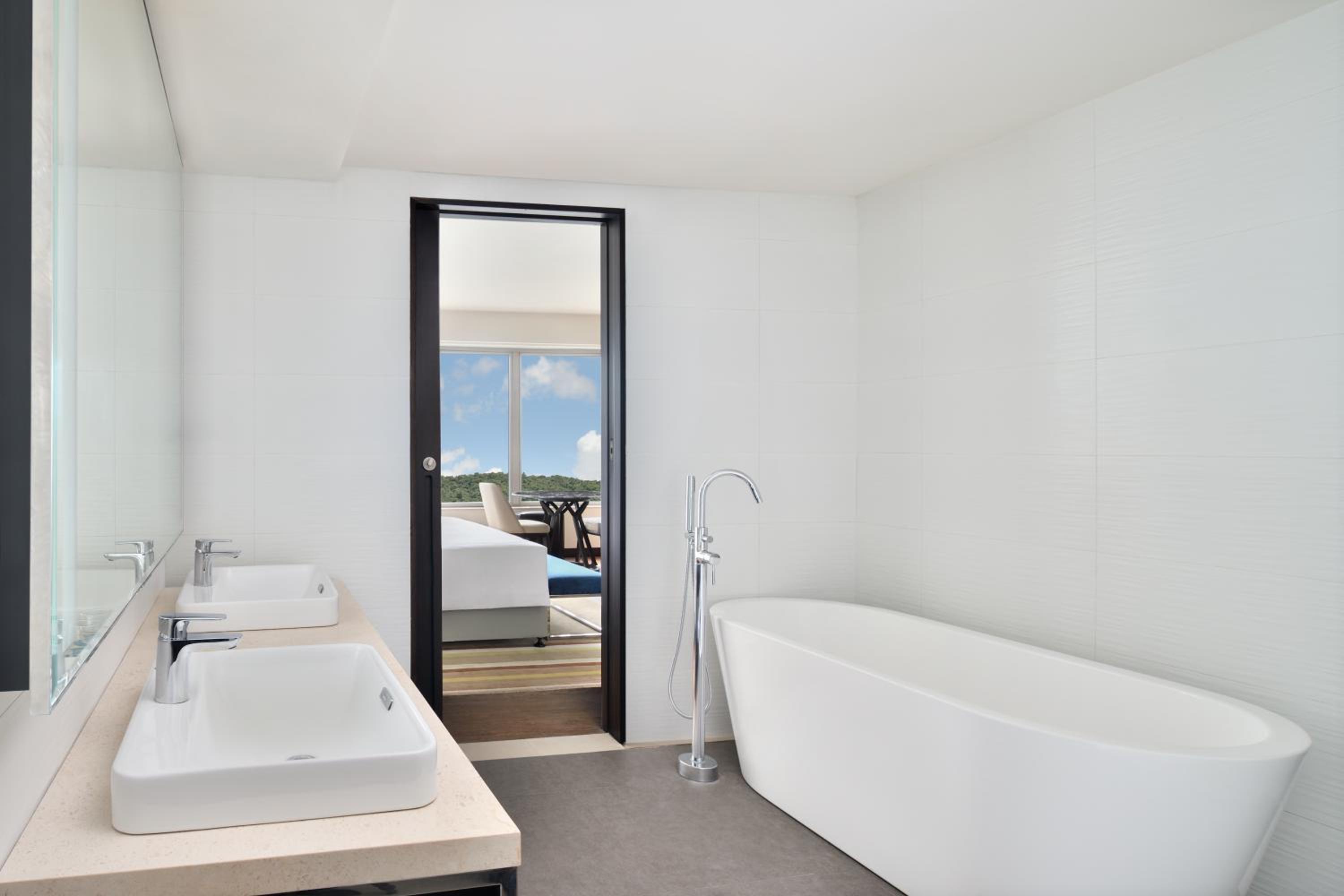 Junior Suite, Executive lounge access, Suite, 1 King, City view - Photo 8