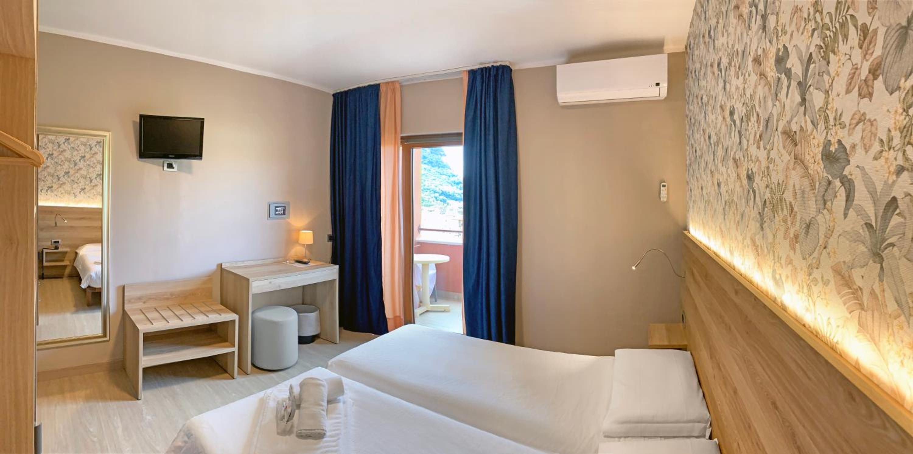 Twin Room with Balcony photo 2