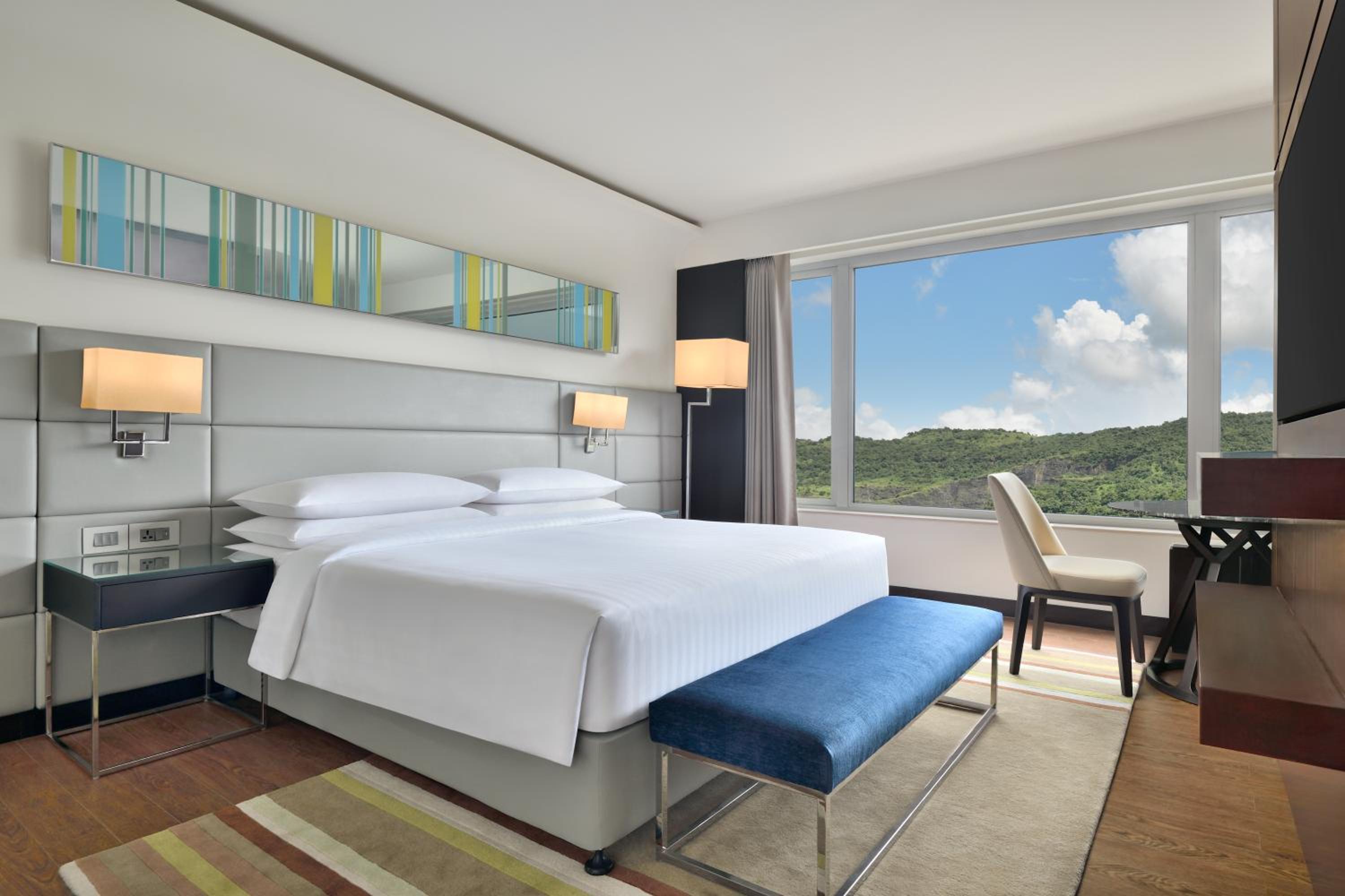 Junior Suite, Executive lounge access, Suite, 1 King, City view - Photo 2