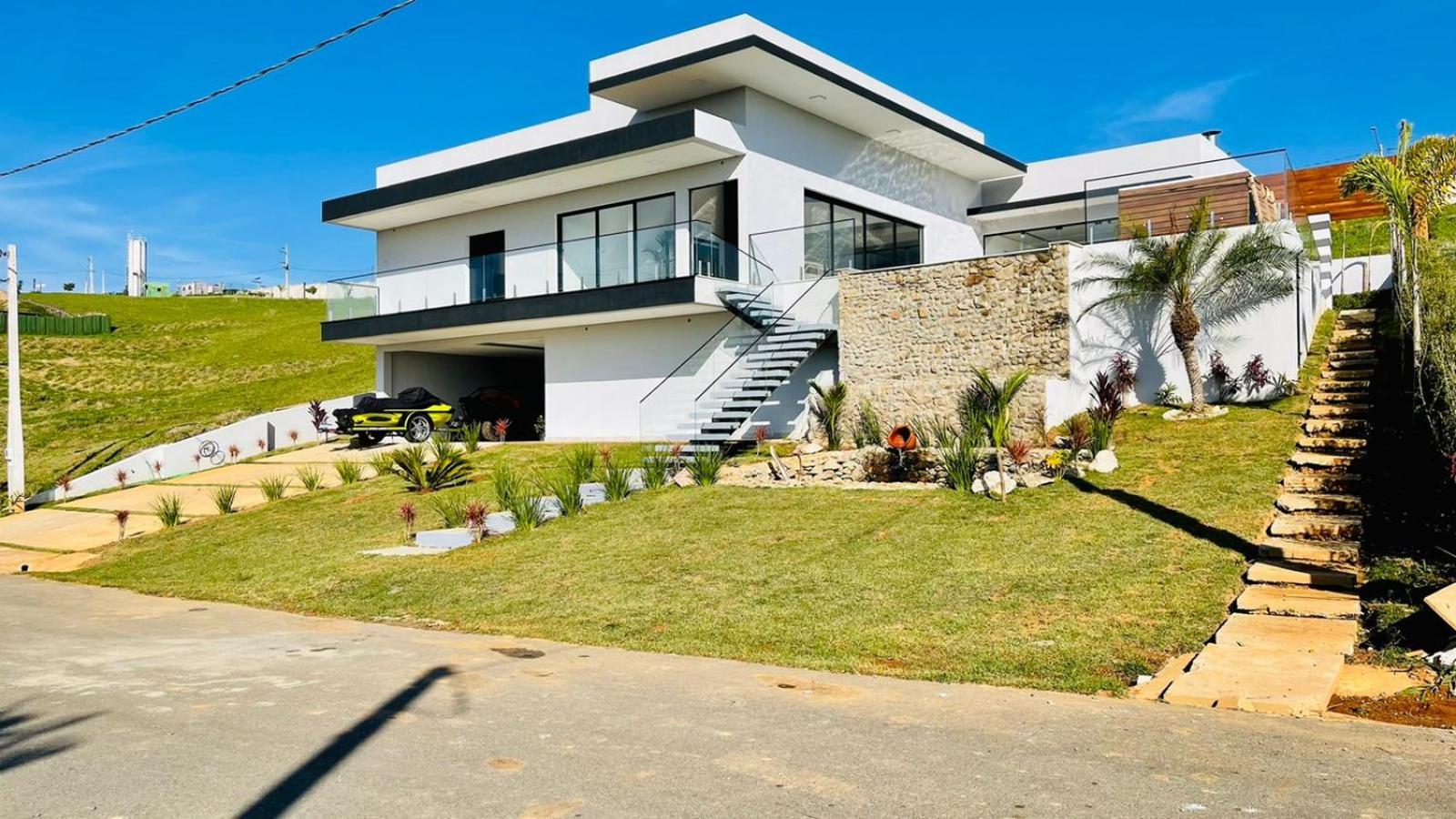 Five-Bedroom House photo 3
