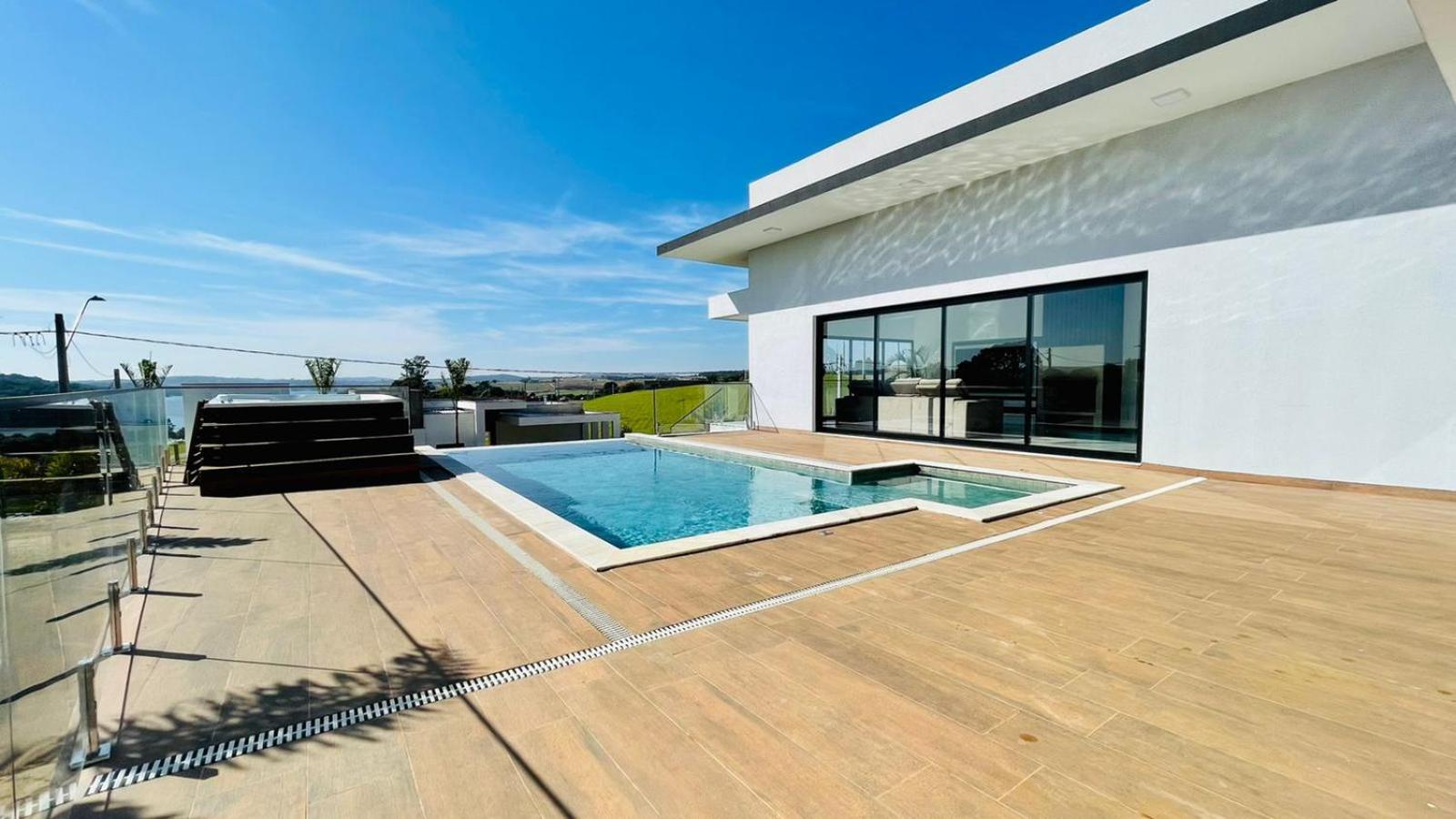 Five-Bedroom House photo 2