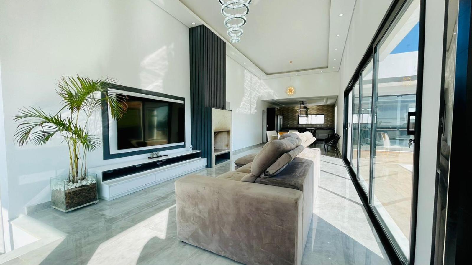 Five-Bedroom House photo 1