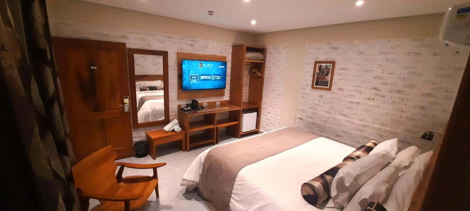 Suite with Hot Tub photo 2