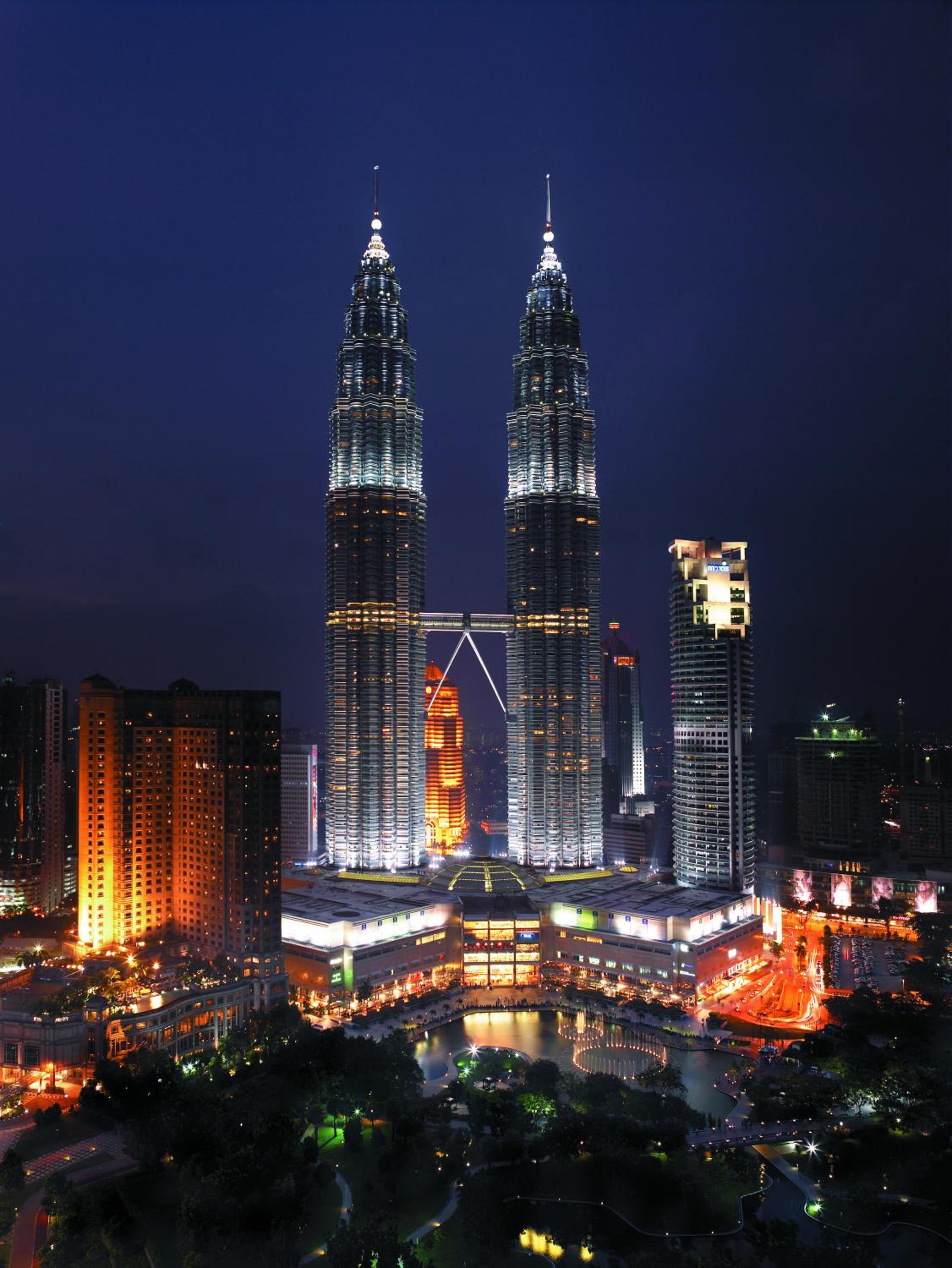 Deluxe Twin Towers View Room (Newly Refurbished) Deluxe Twin Towers View Room (Newly Refurbished)