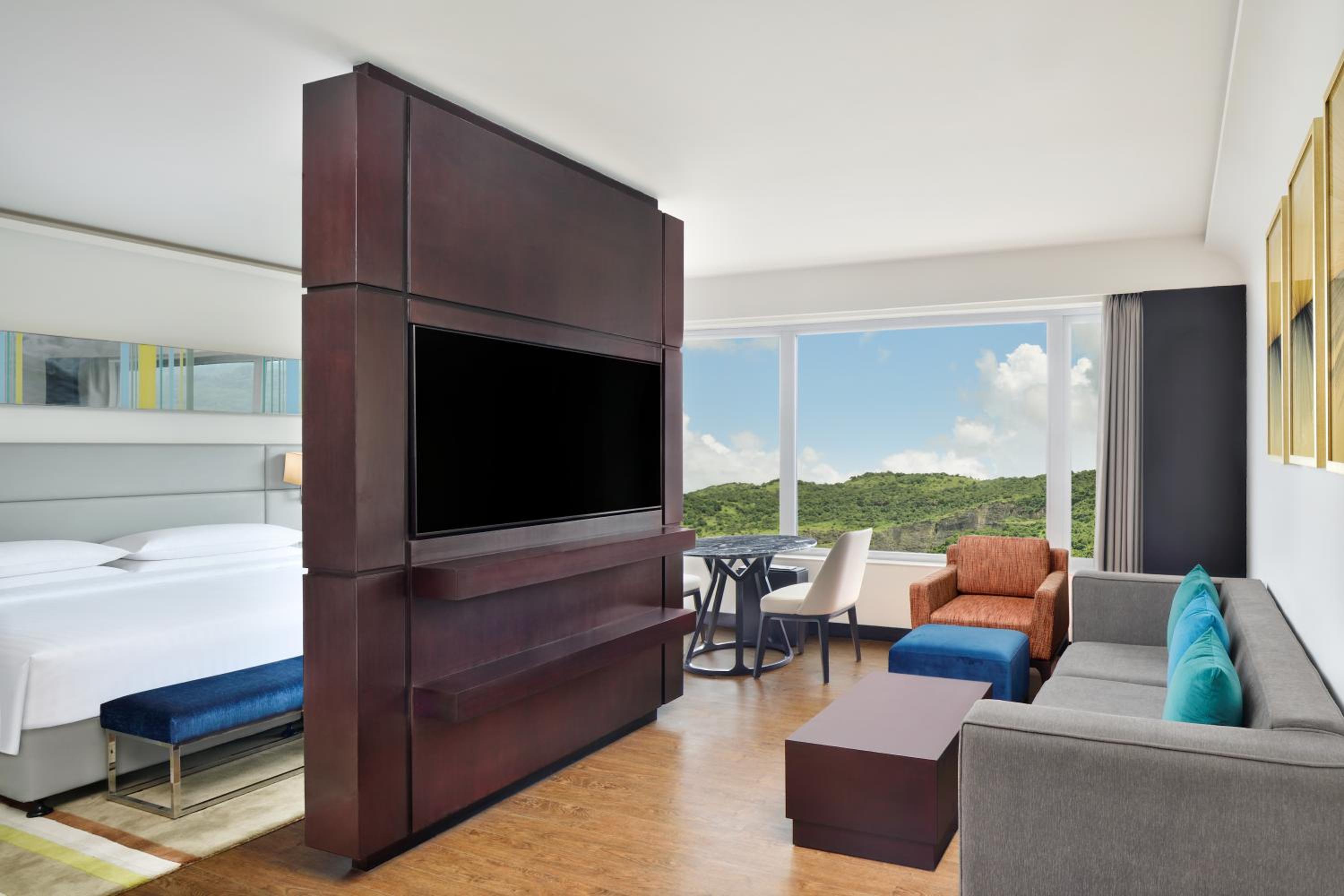 Junior Suite, Executive lounge access, Suite, 1 King, City view - Photo 1