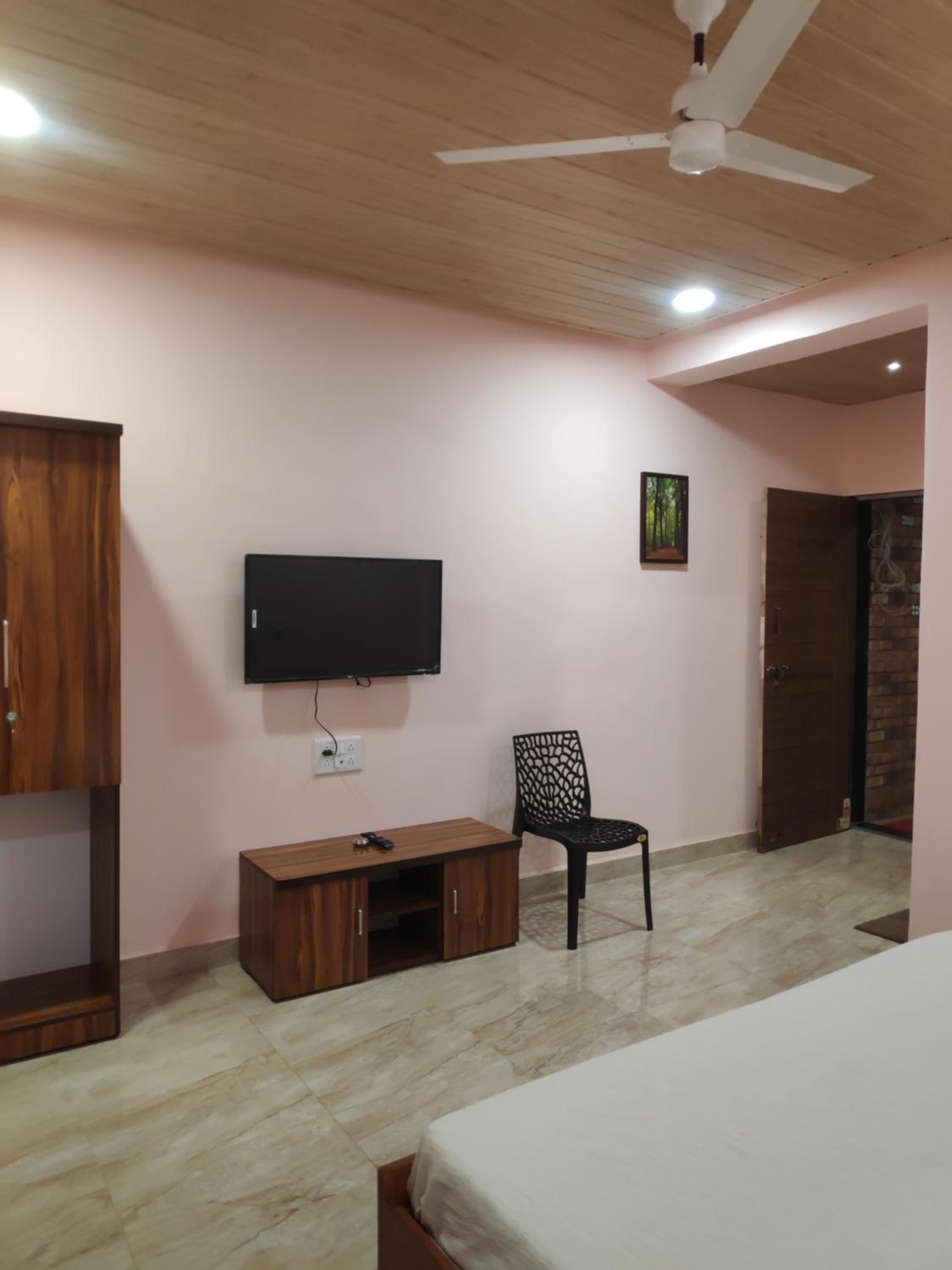 Deluxe Room - Photo 15