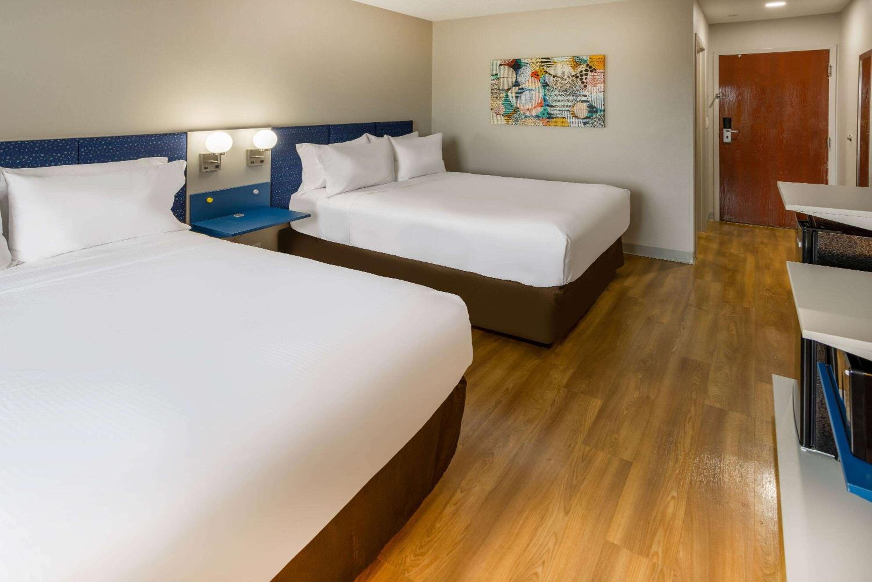 Queen Room with Two Queen Beds - Non-Smoking - Photo 5