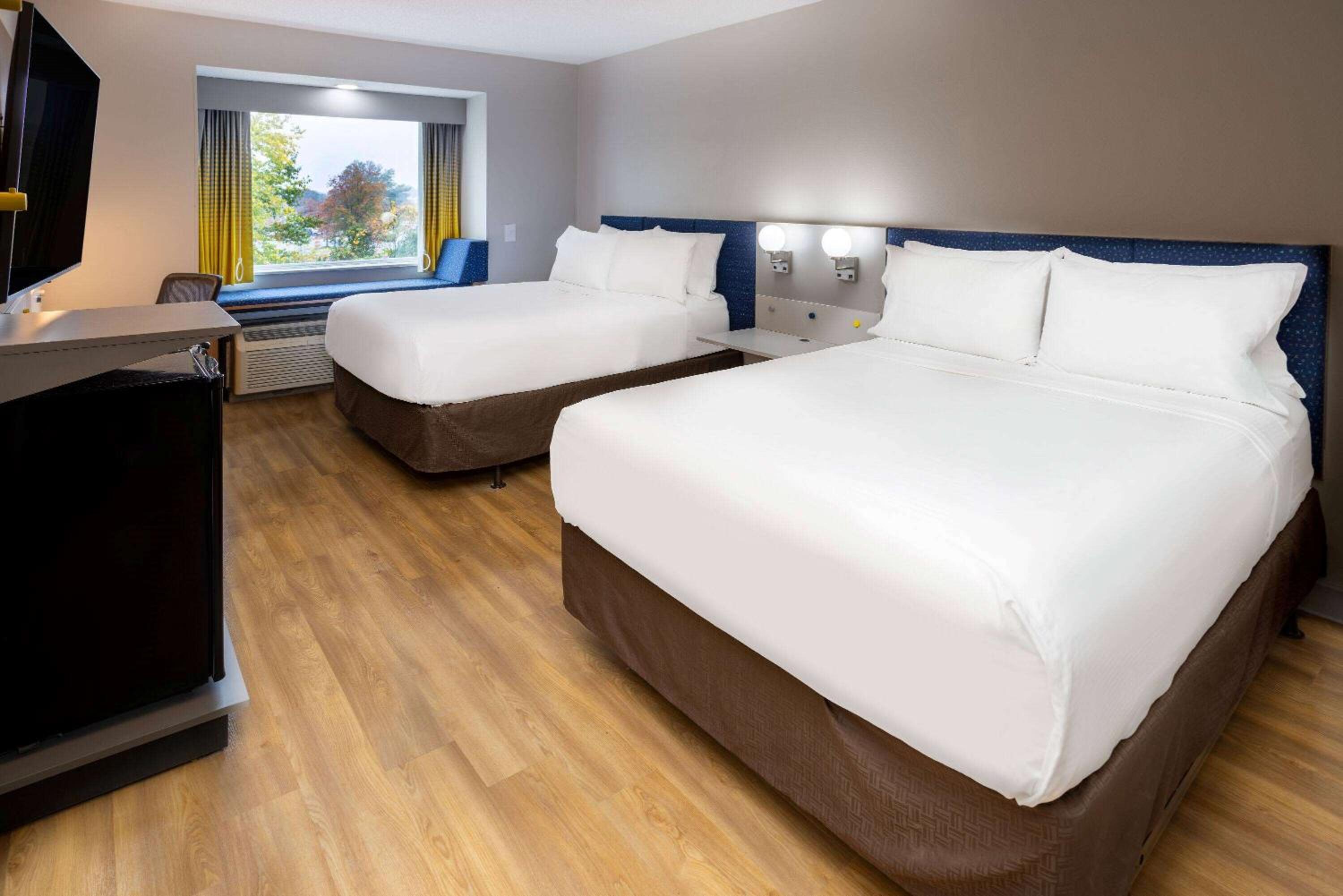 Queen Room with Two Queen Beds - Non-Smoking - Photo 6