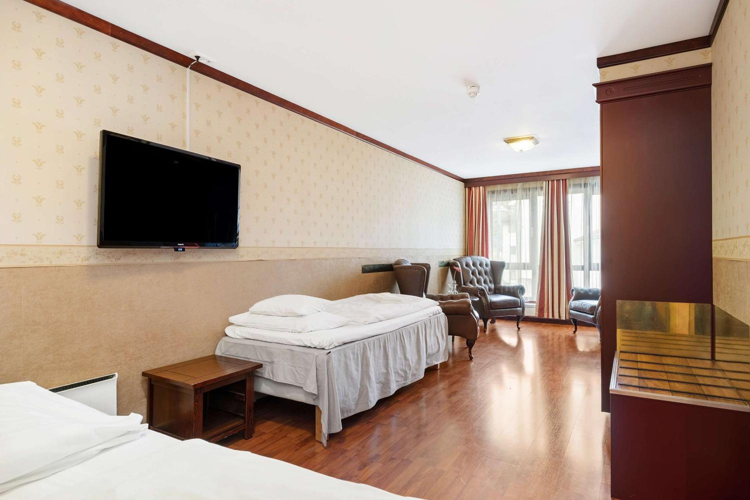 Junior Suite with One King Bed and One Single Bed - Non-Smoking photo 3