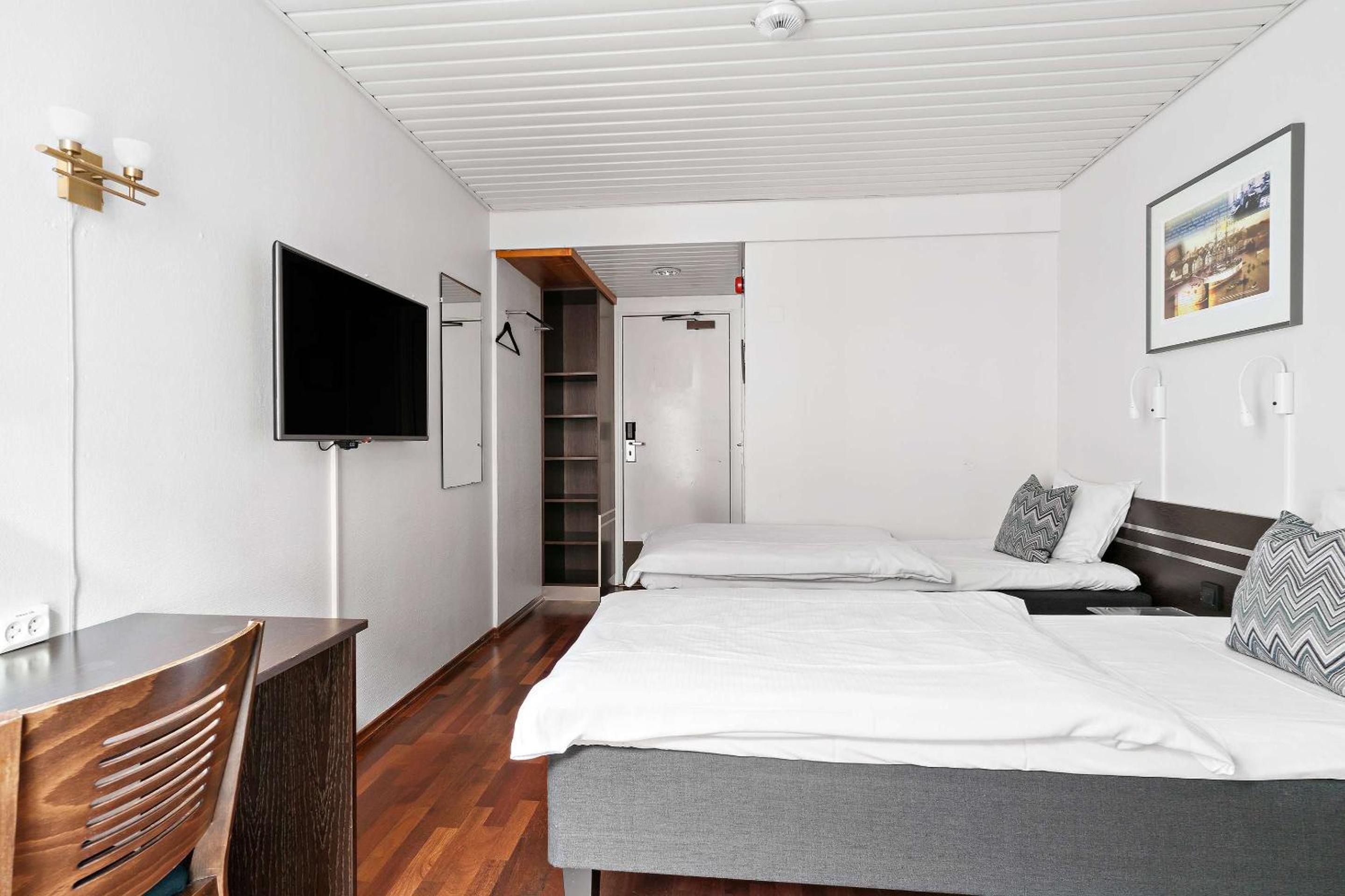 Standard Twin Room - Photo 2