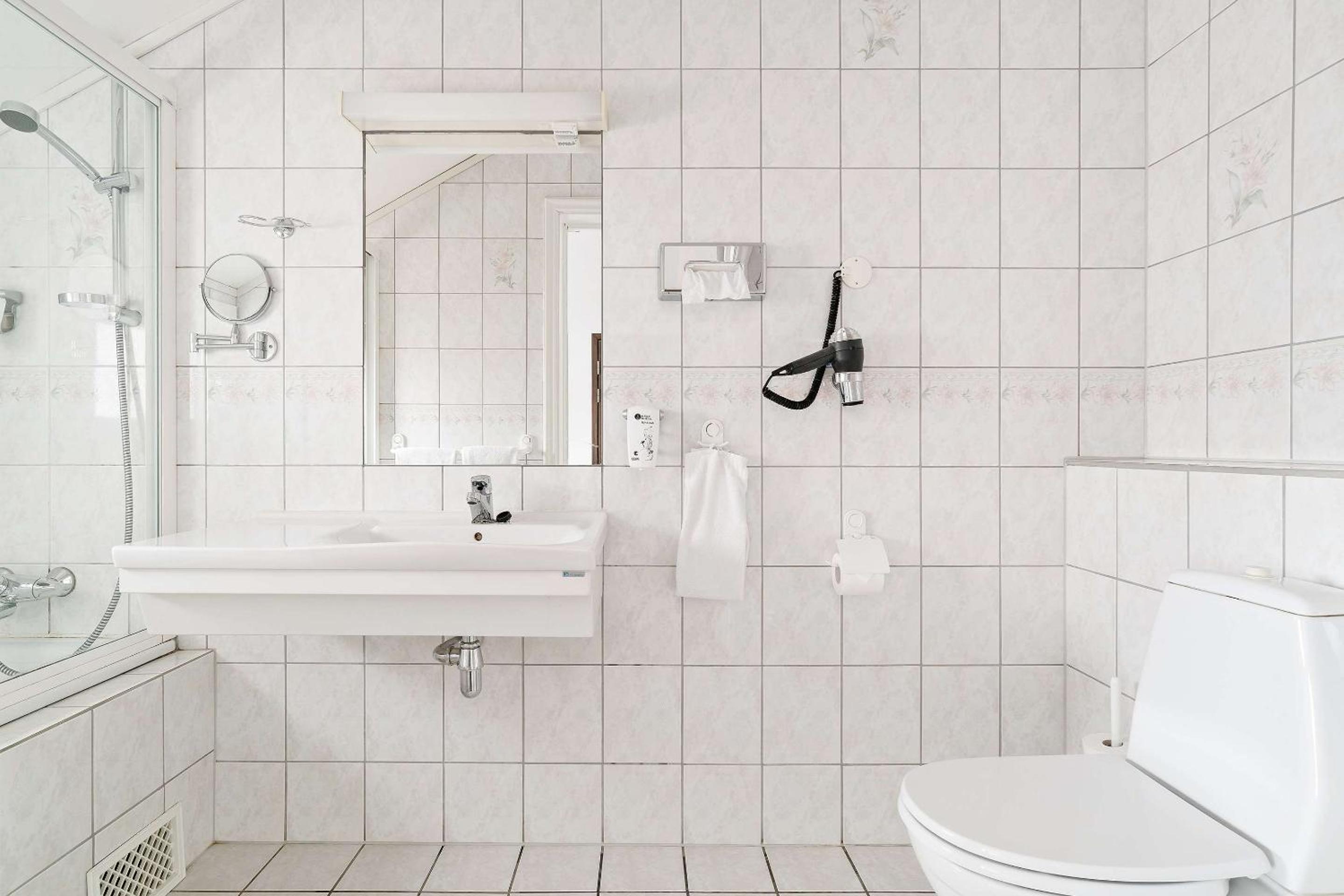Standard Twin Room - Photo 3