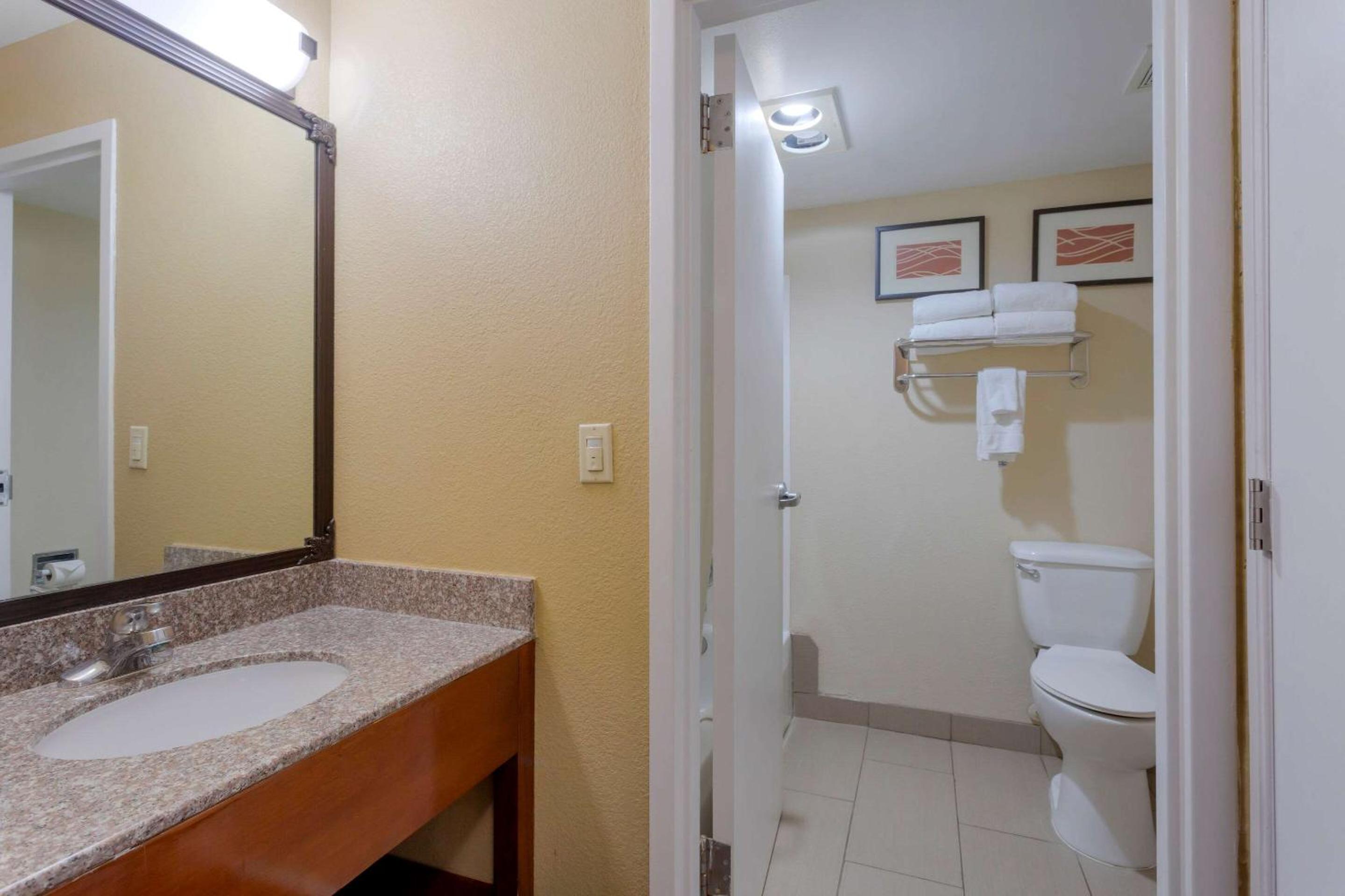 Queen Room with Two Queen Beds - Non-Smoking photo 3