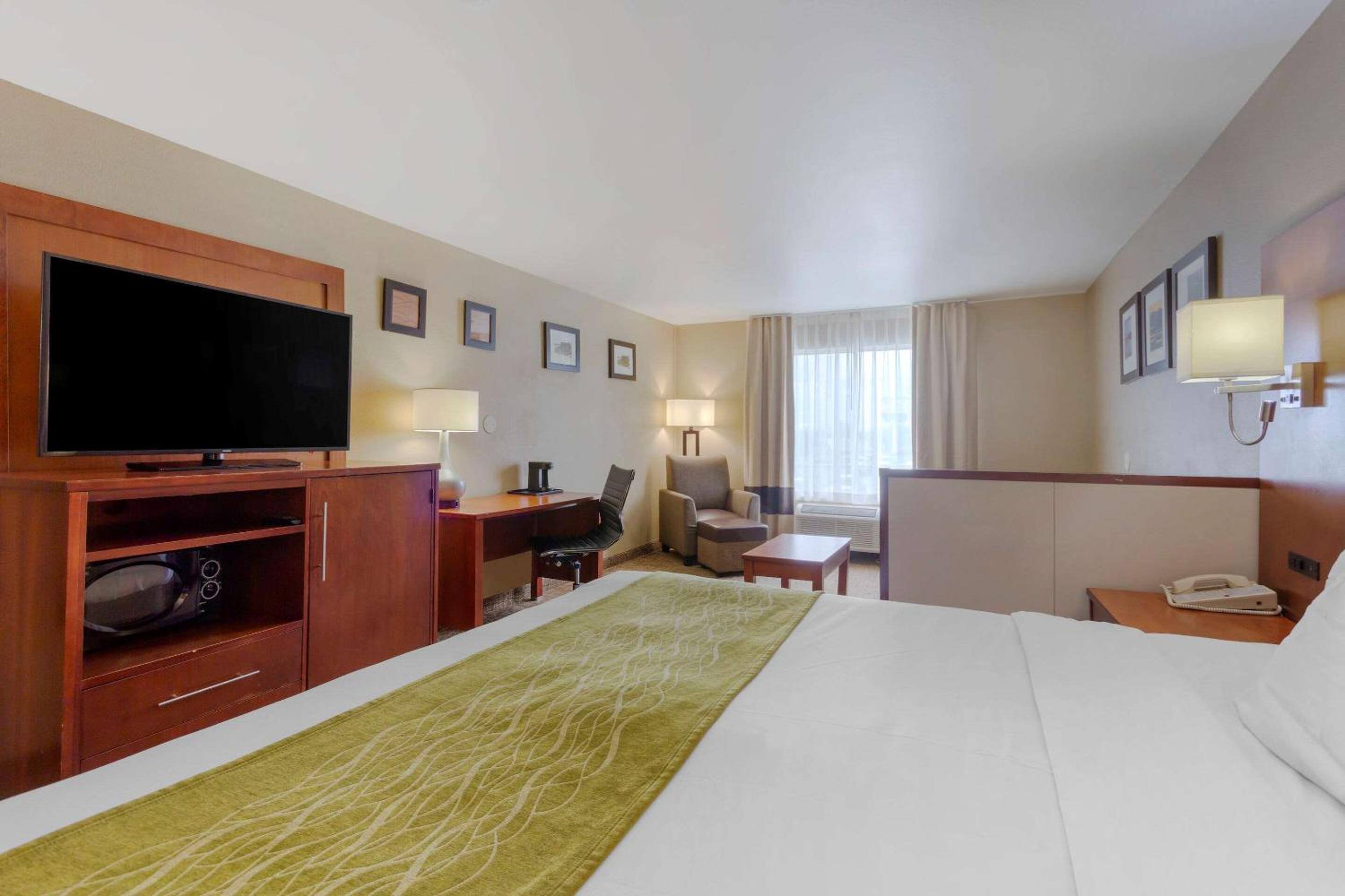 King Suite - Non-Smoking photo 3