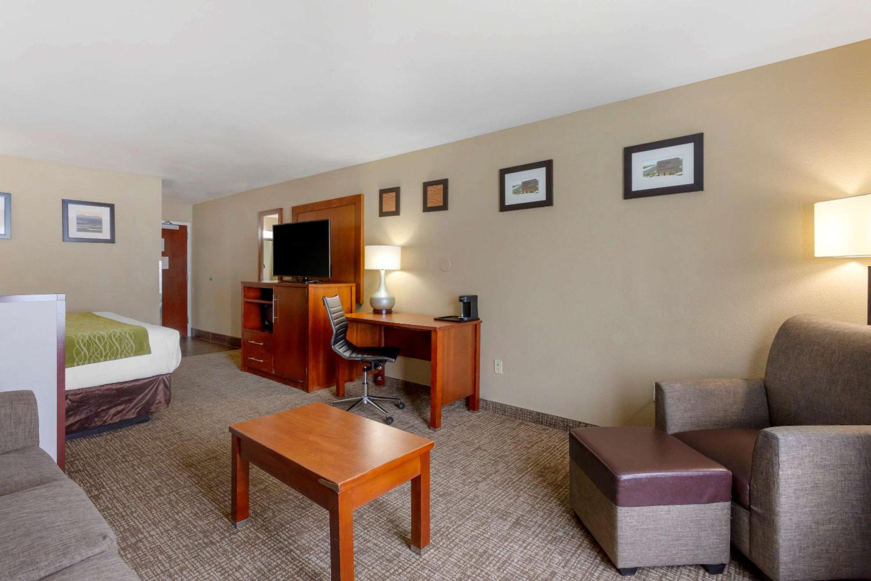 King Suite - Non-Smoking photo 2