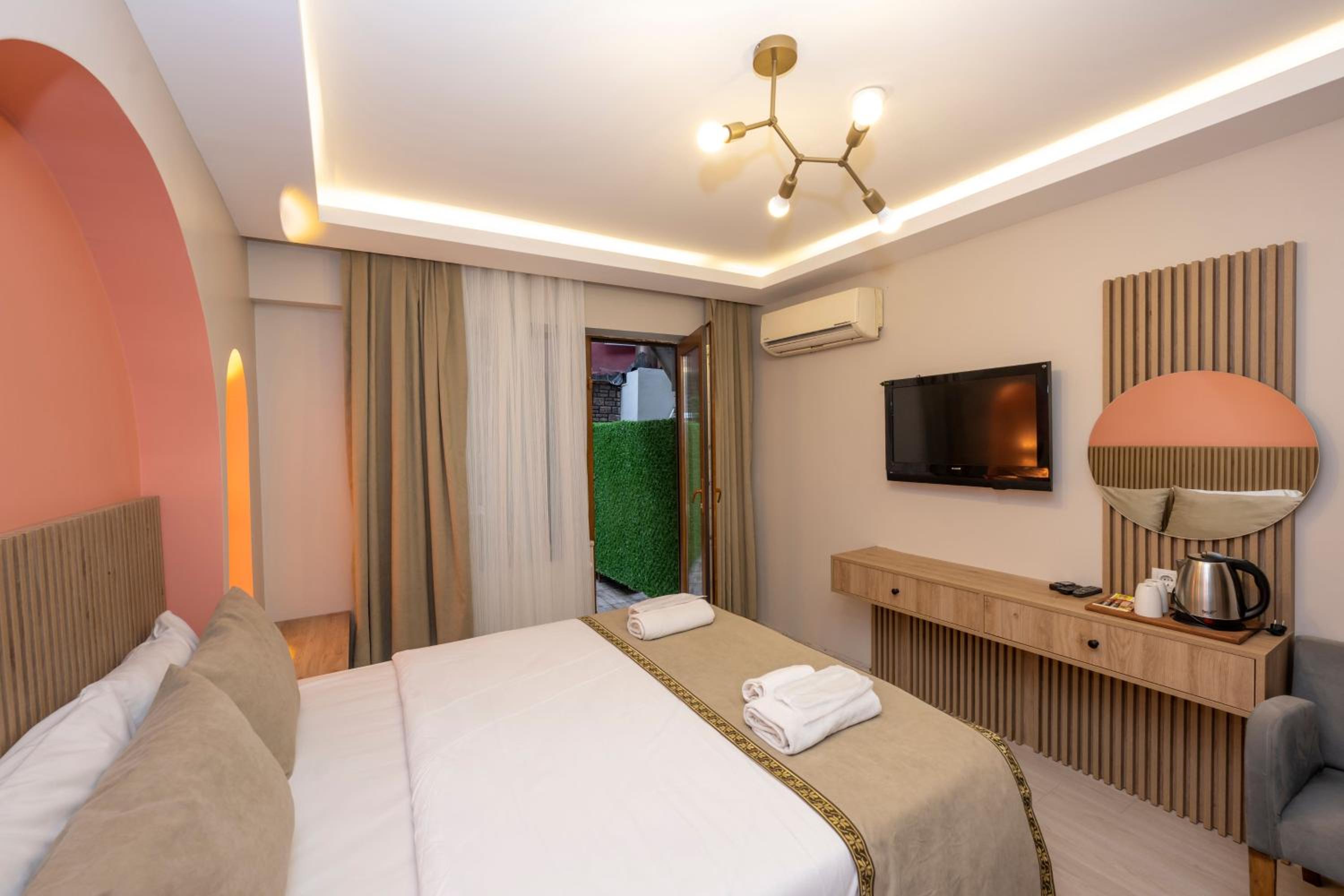 Deluxe Double Room With Balcony photo 2