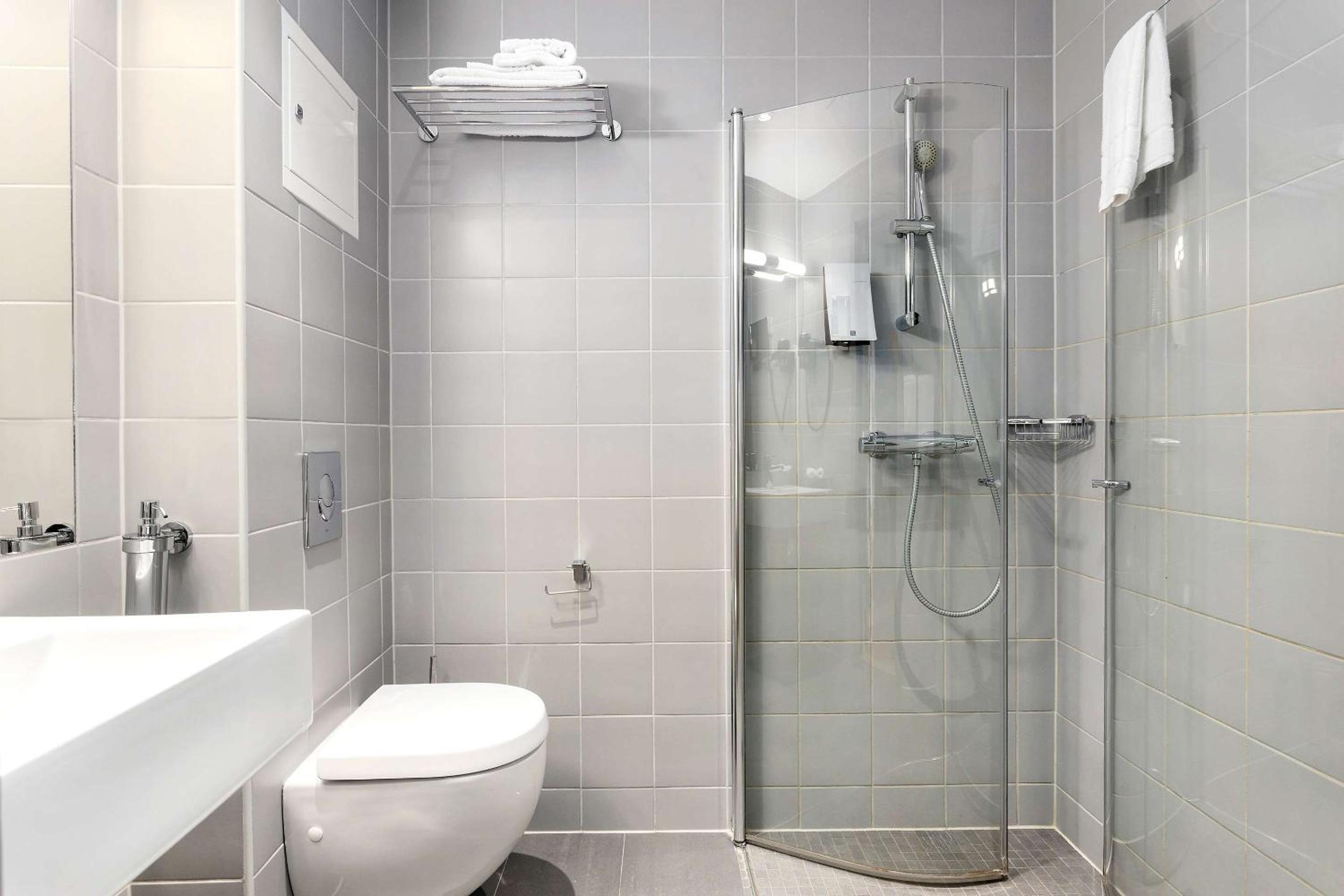 Standard Twin Room - Photo 11