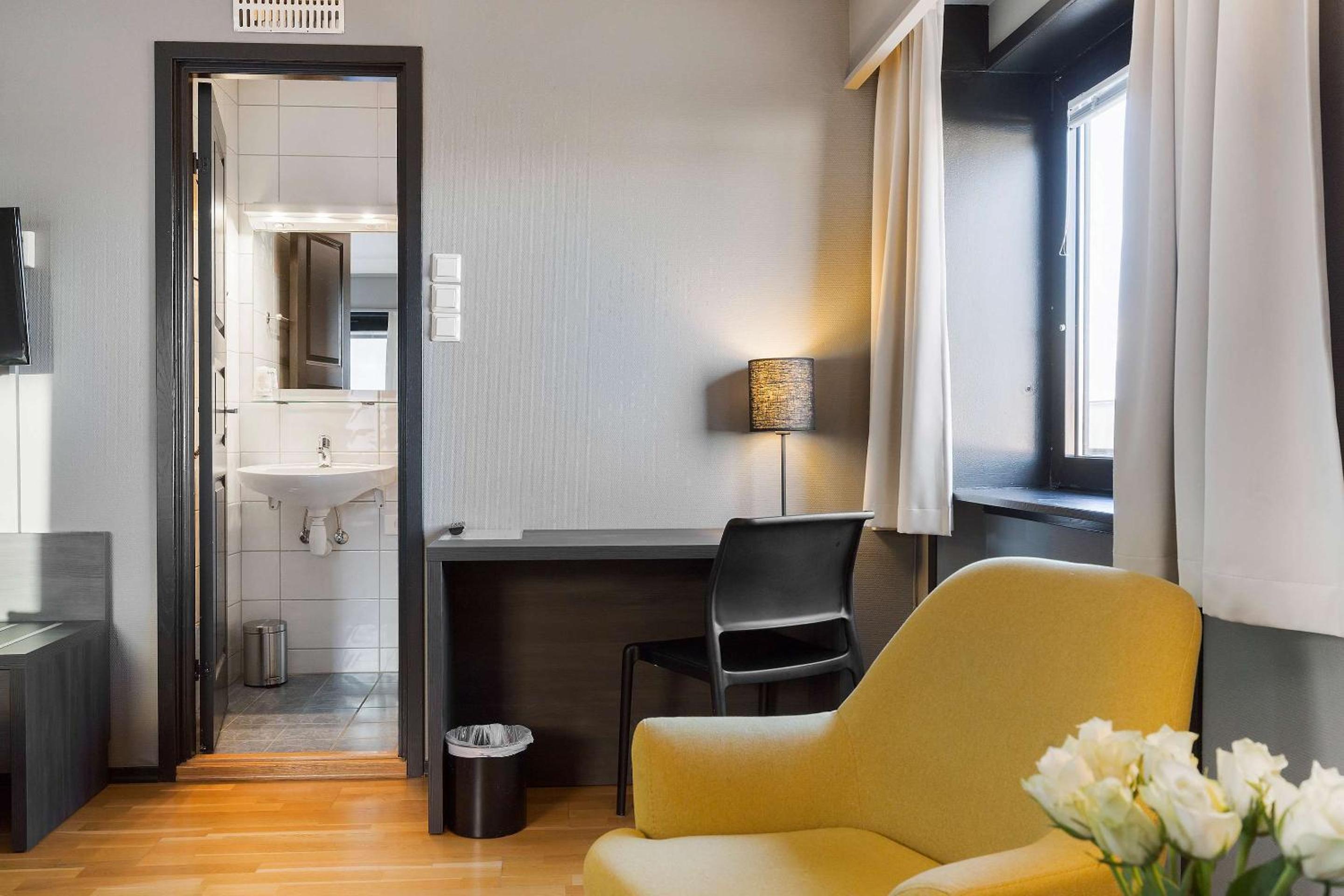 Standard Twin Room - Photo 19