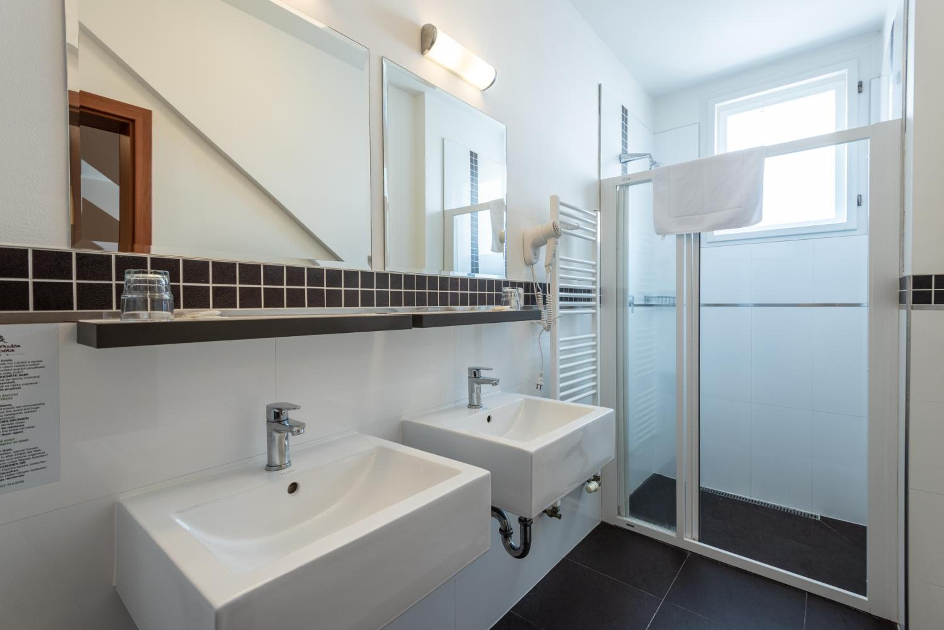 Standard Suite - Photo 9