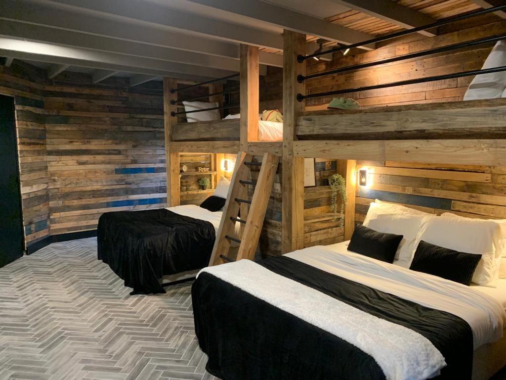 One-Bedroom Suite Pillowzzz
