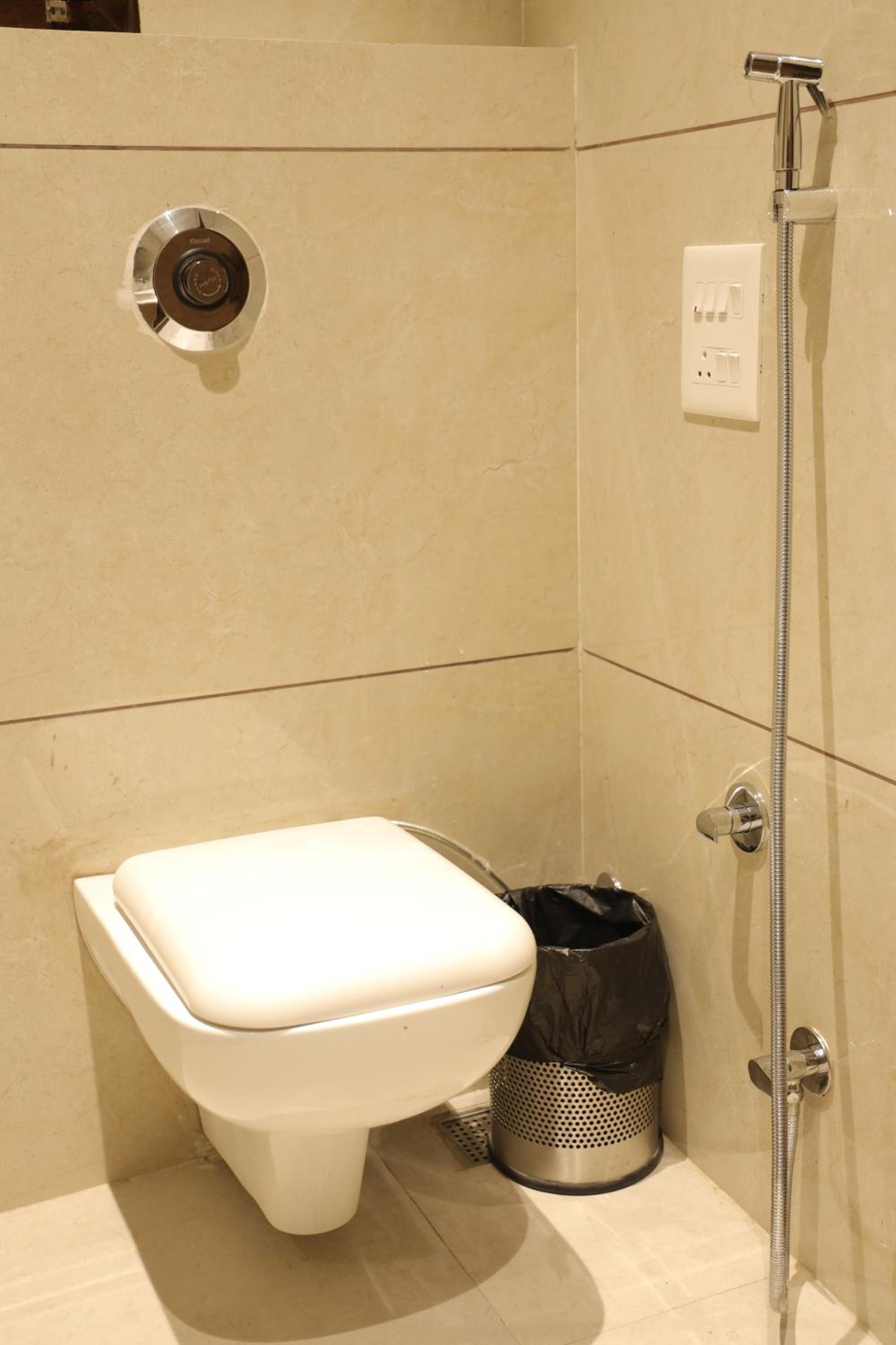 Deluxe King Room - Photo 7