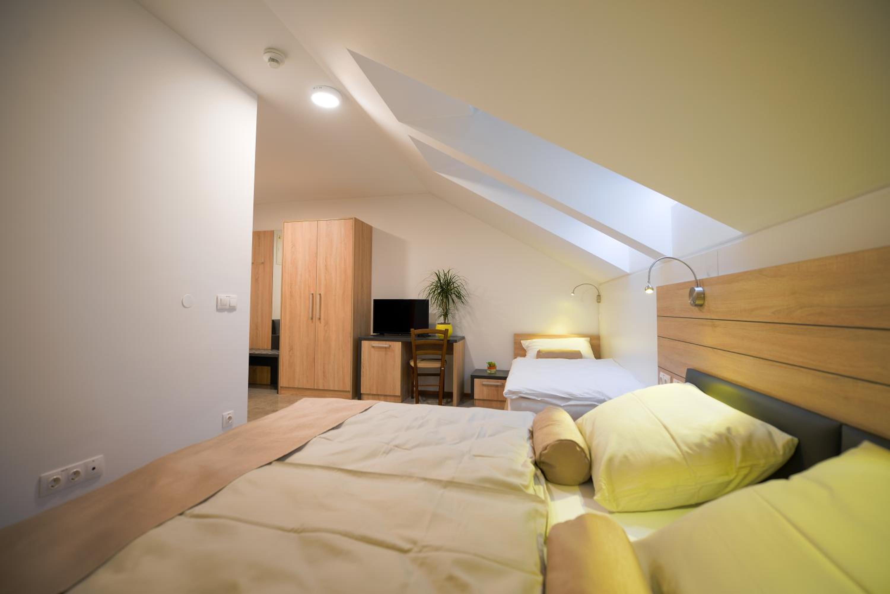 Basic Triple Room photo 2