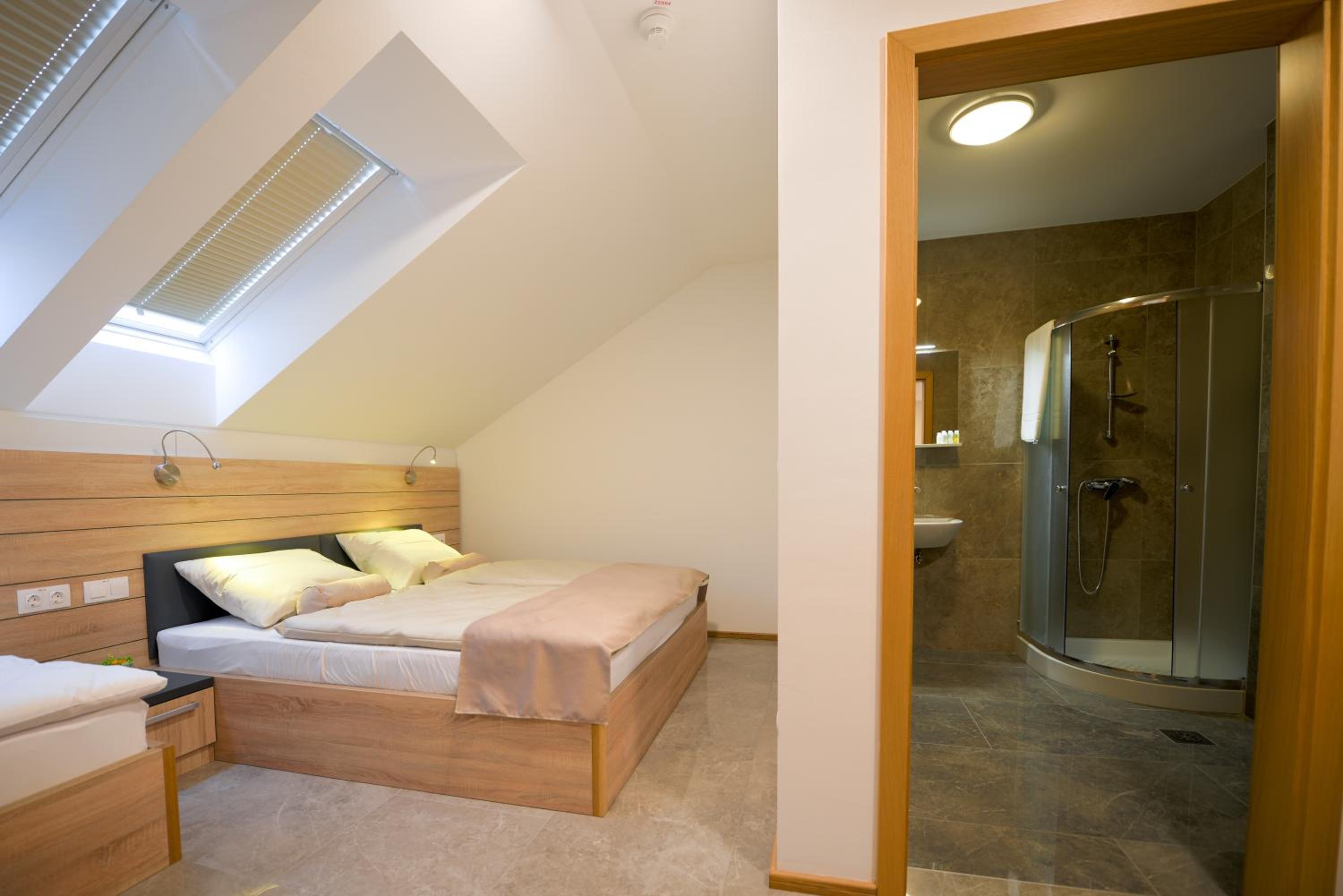 Basic Triple Room photo 3