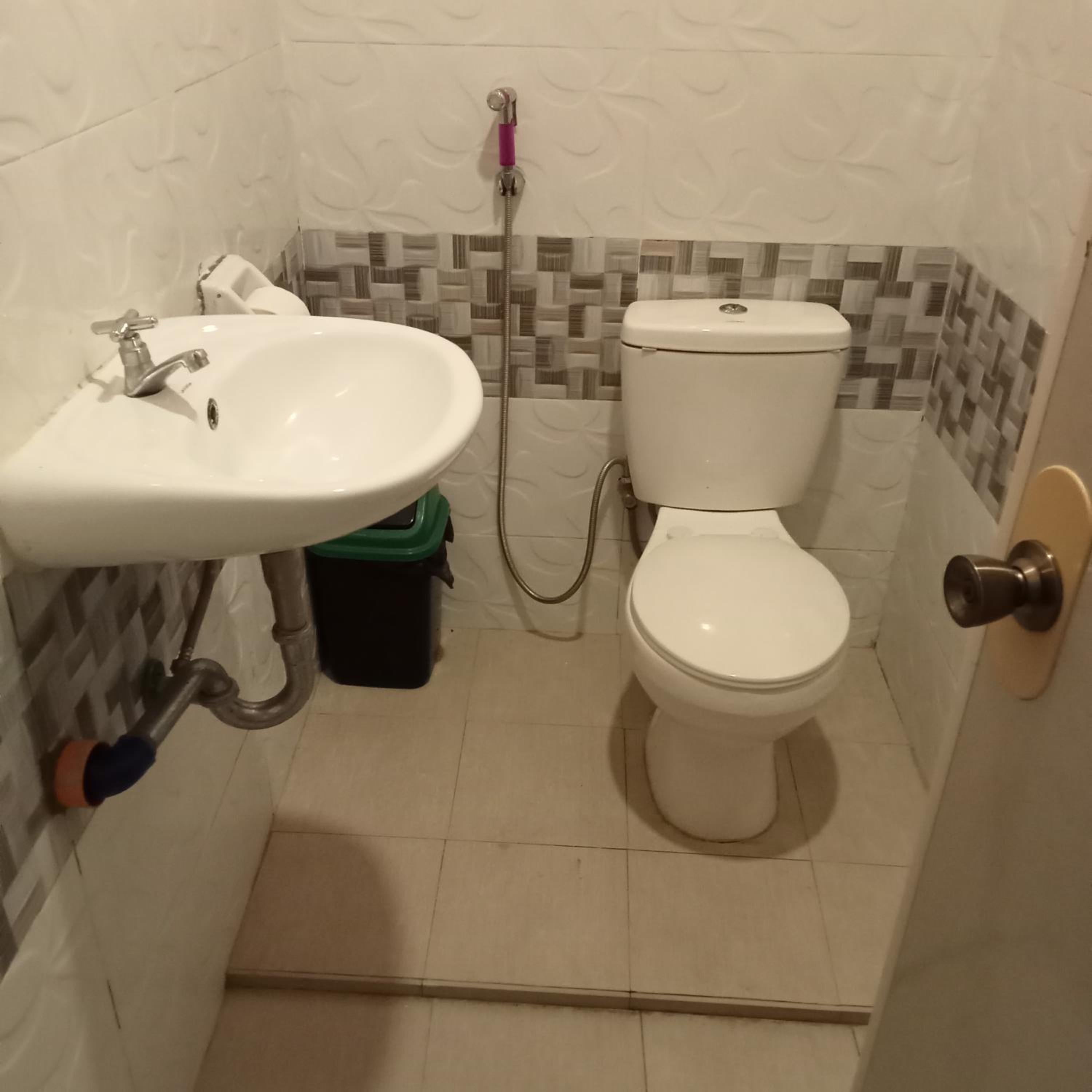 Family Room with Private Bathroom - Photo 3