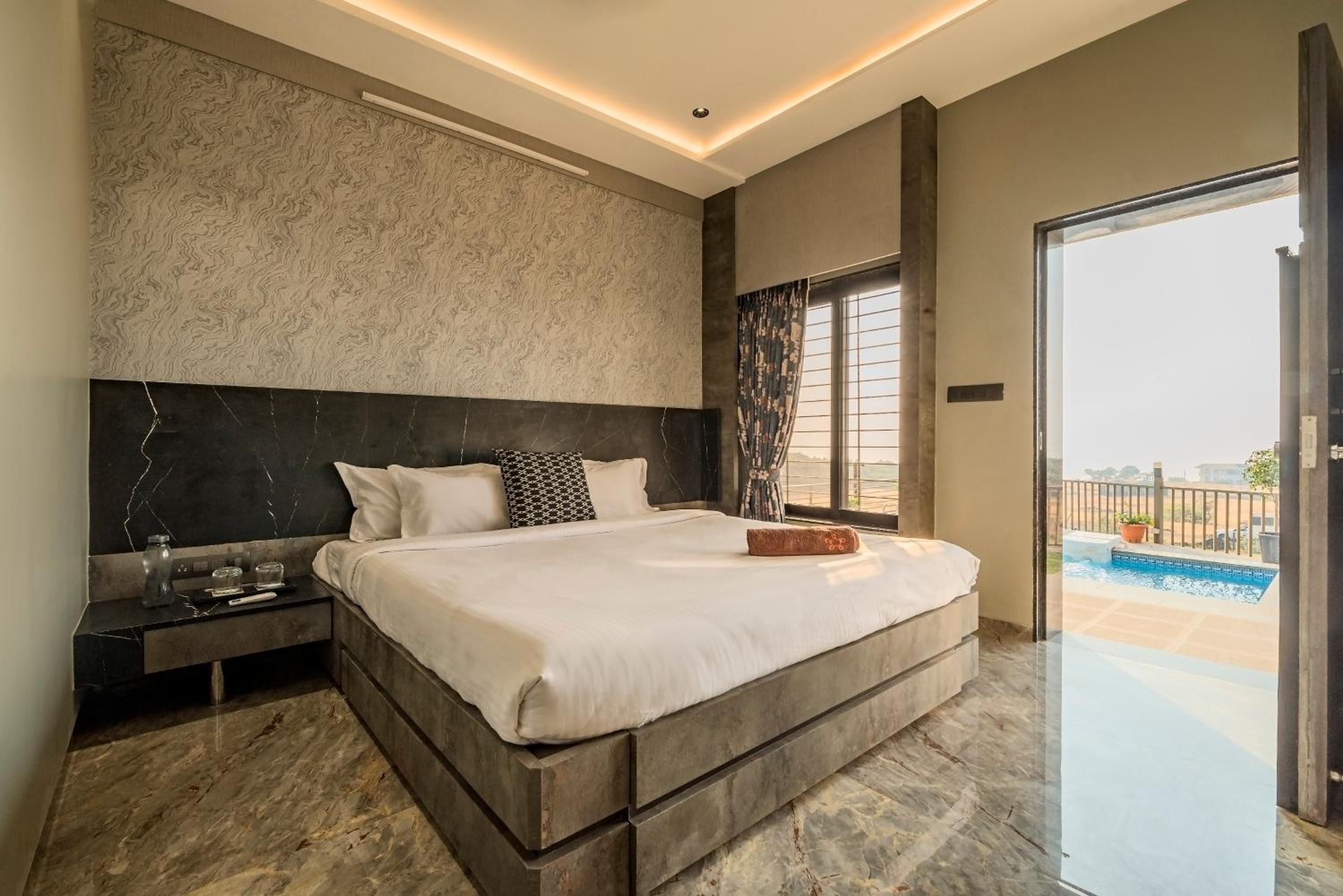 Villa with Private Pool - Photo 4