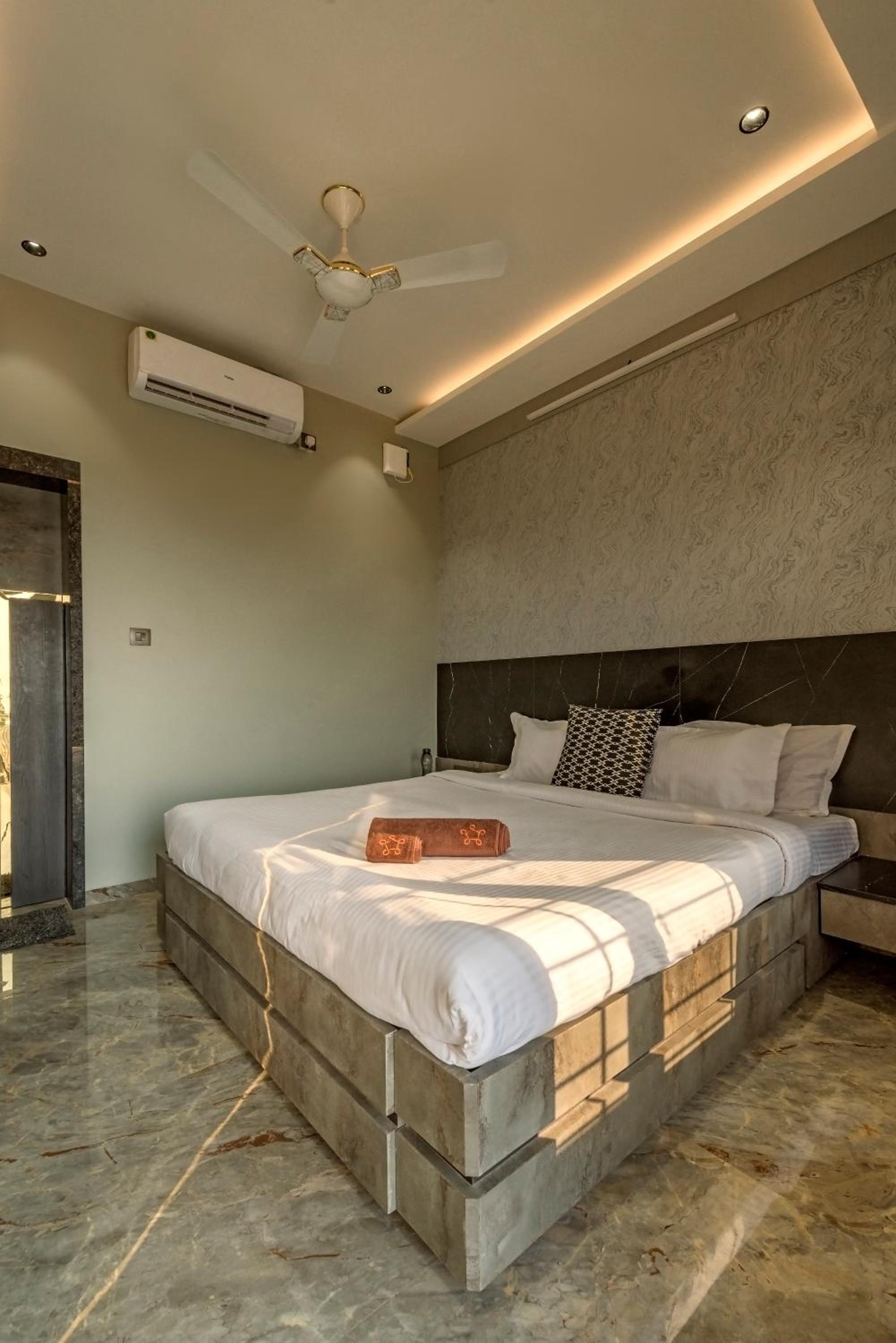 Villa with Private Pool - Photo 7
