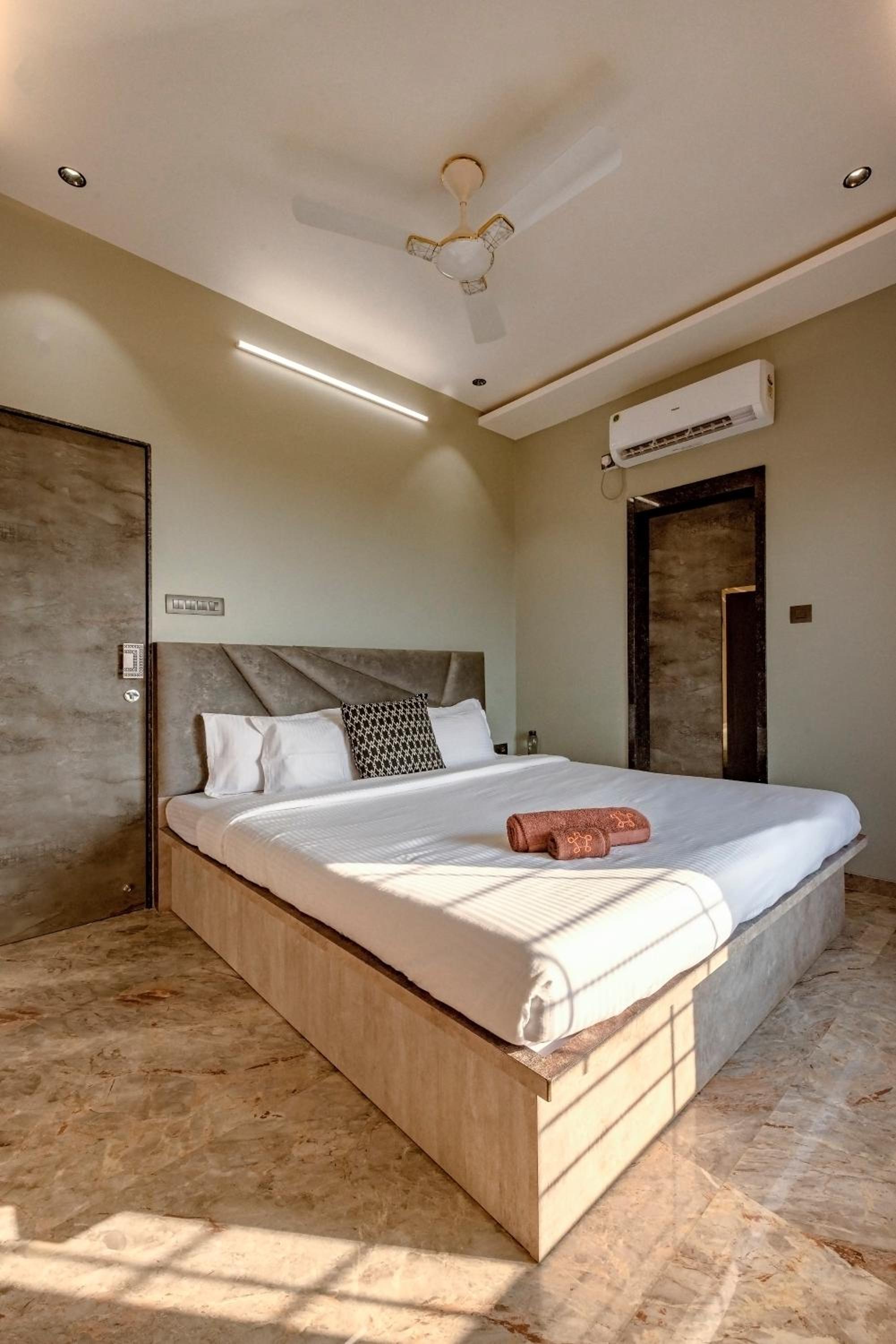 Villa with Private Pool - Photo 10