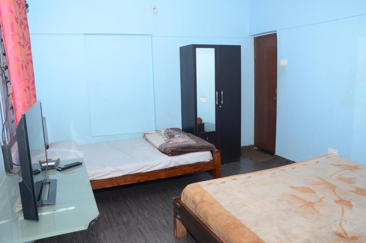 Standard Queen Room with Two Queen Beds photo 1