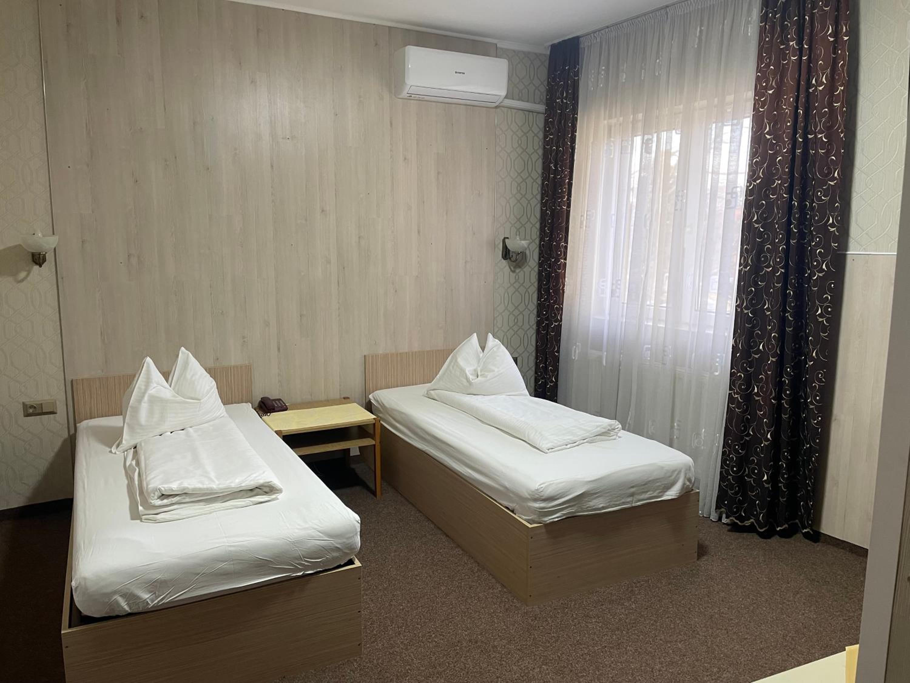 Twin Room with Bathroom - Photo 1
