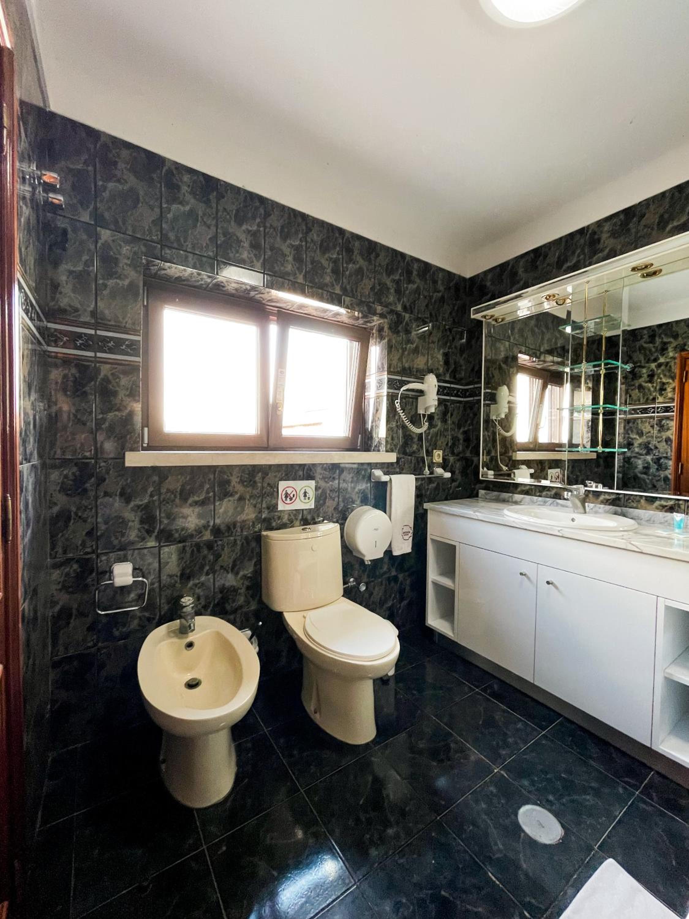 Suite with Spa Bath - Photo 8