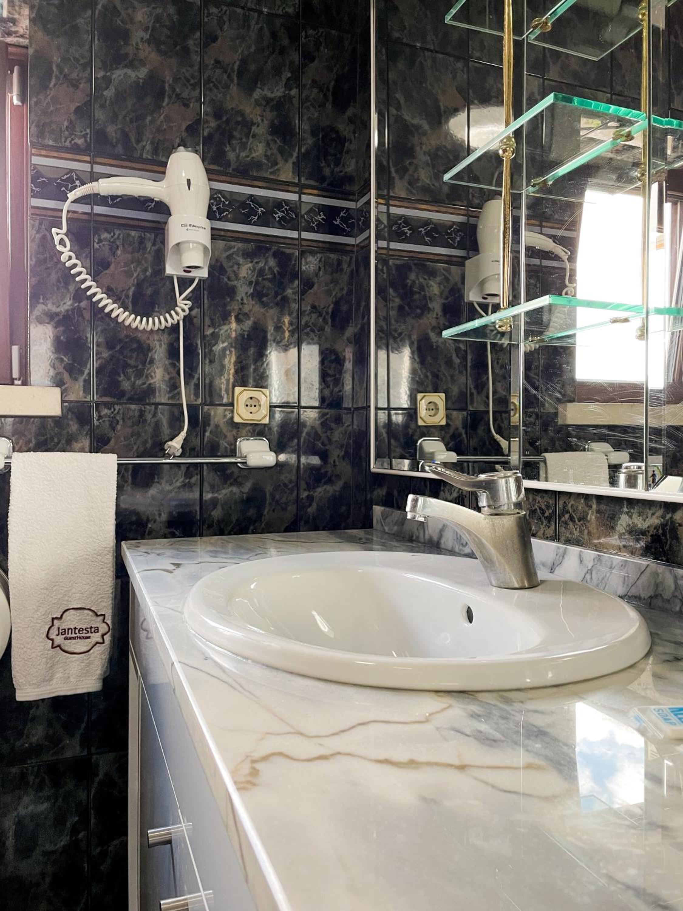 Suite with Spa Bath - Photo 19