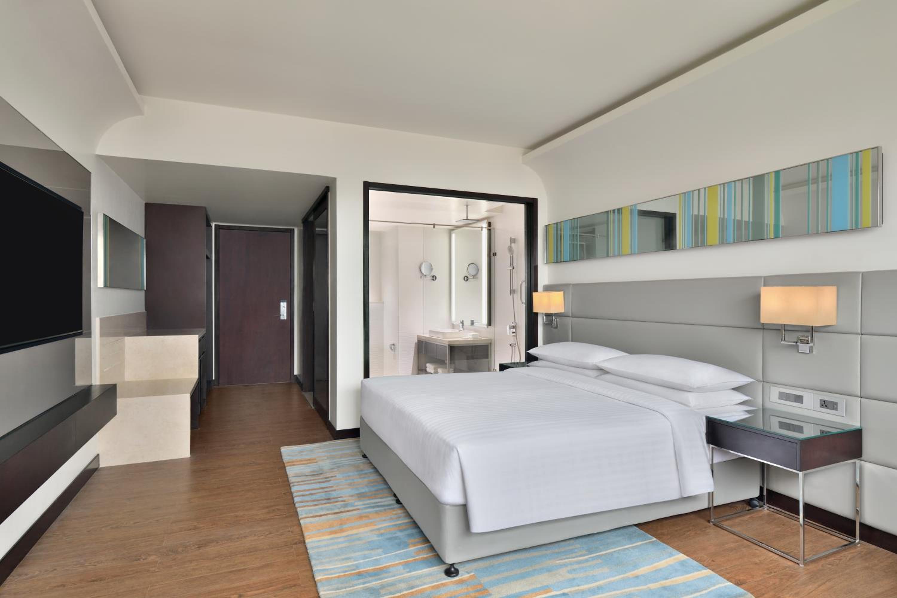 Executive Club, Executive lounge access, Guest room, 2 Twin, City view - Photo 1