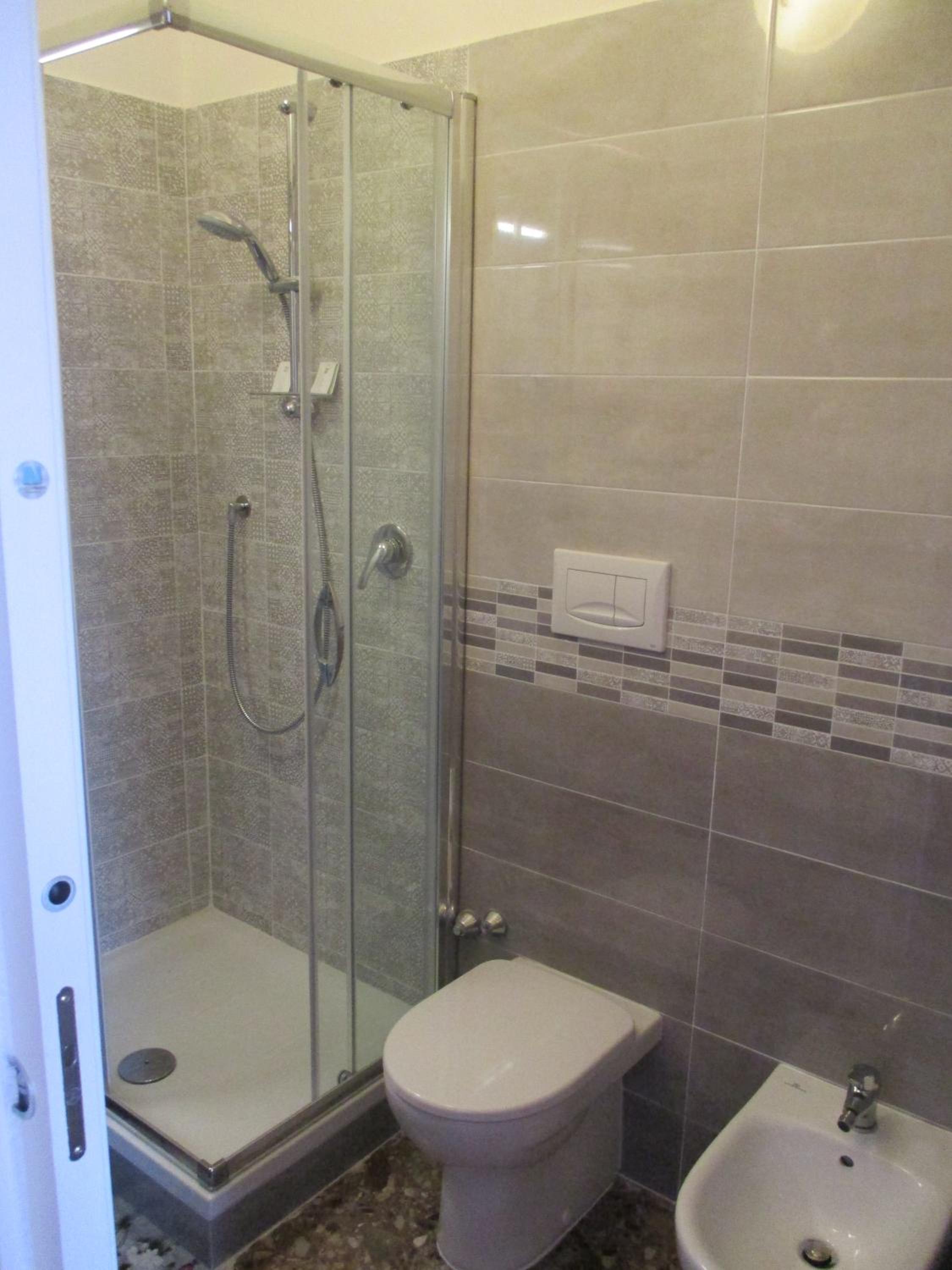 Double Room with Private Bathroom - Photo 7