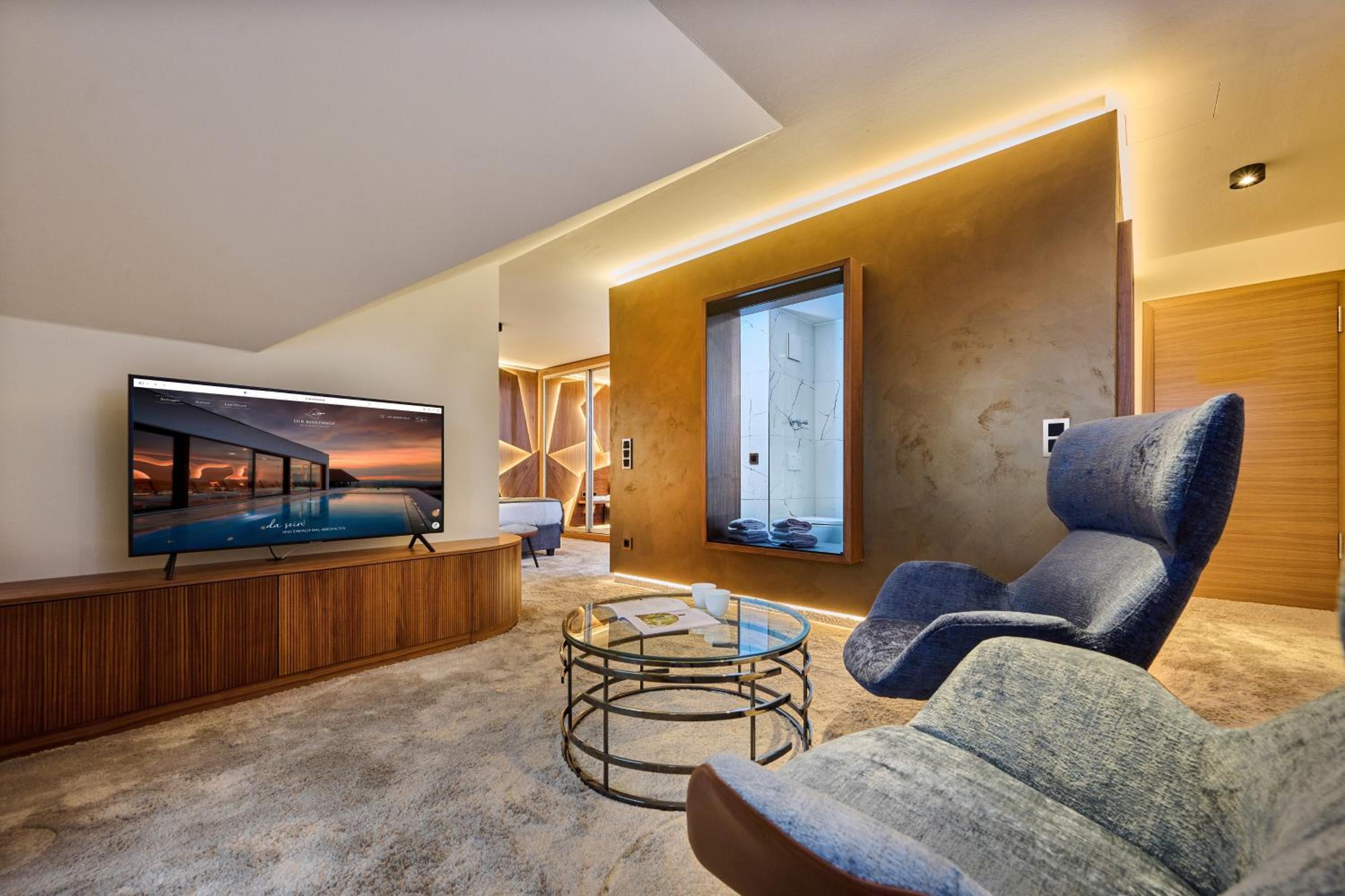 Junior Suite with Balcony - Photo 3
