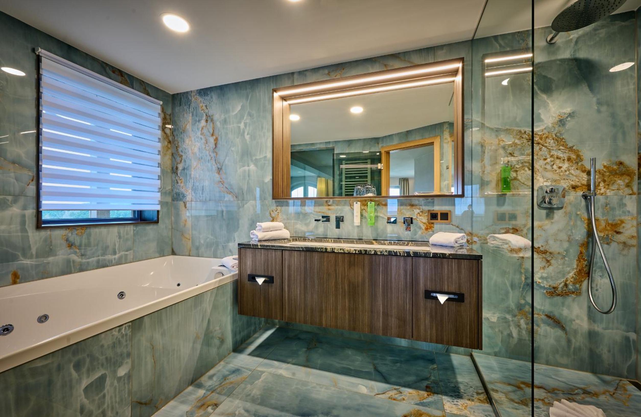Suite with Hot Tub photo 2